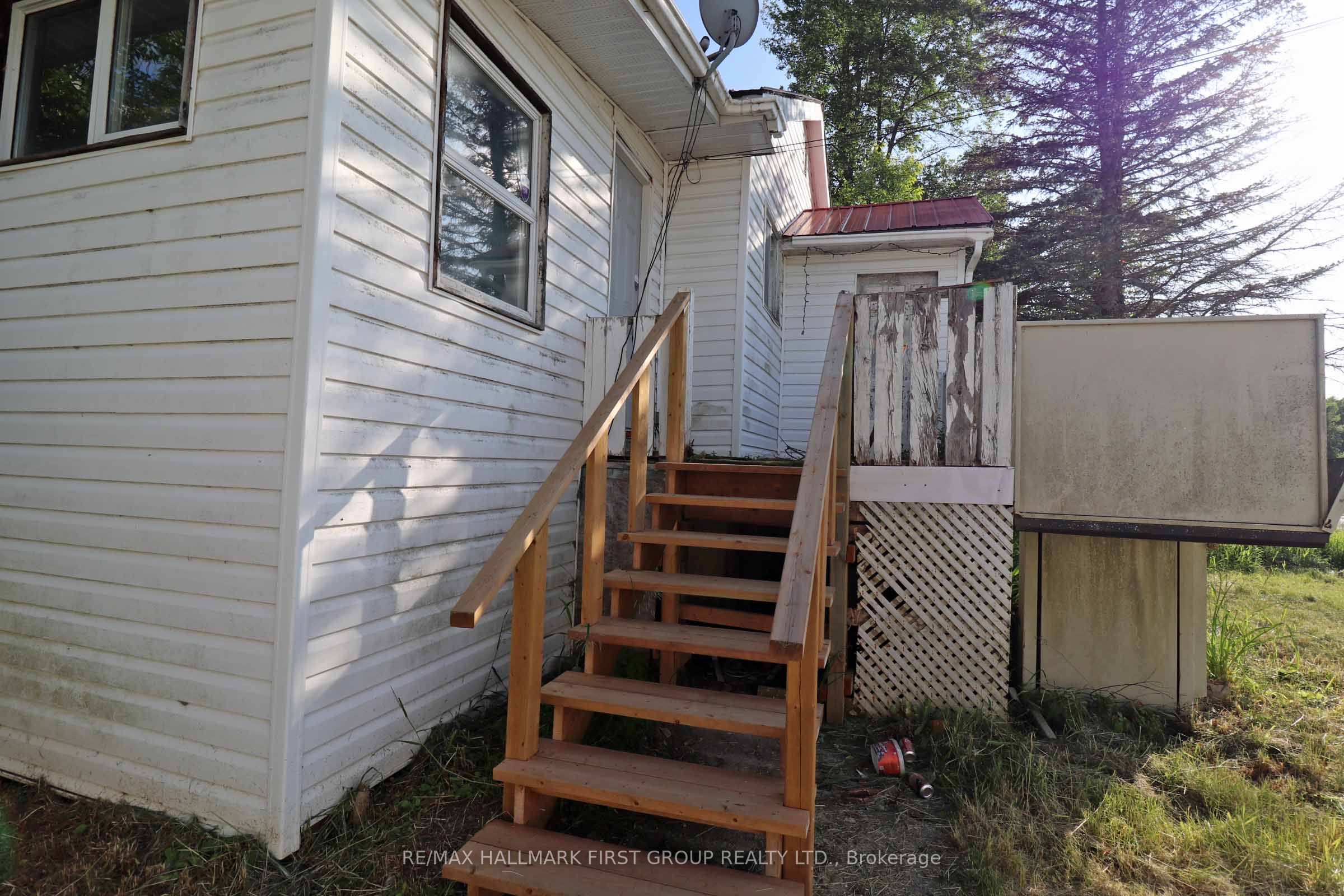 1586 Sulphide Road Property Photo 4
