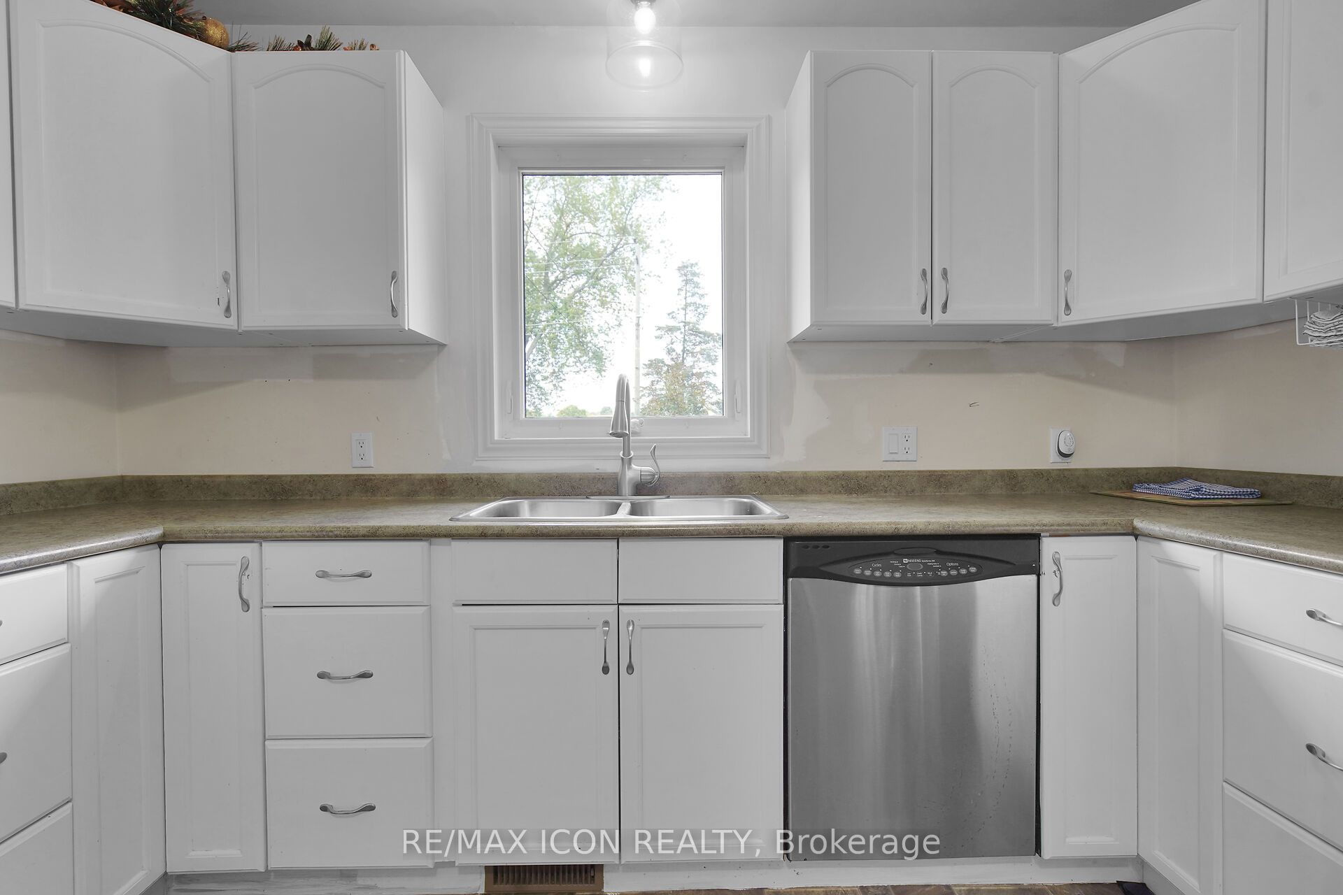 103 Brock Street E Property Photo 10