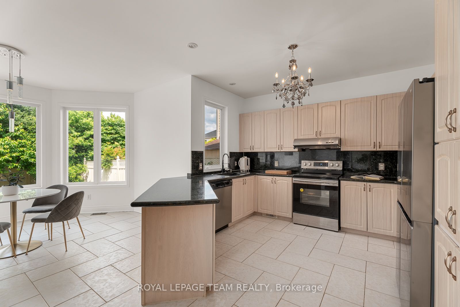 33 Valencia Street Property Photo 6
