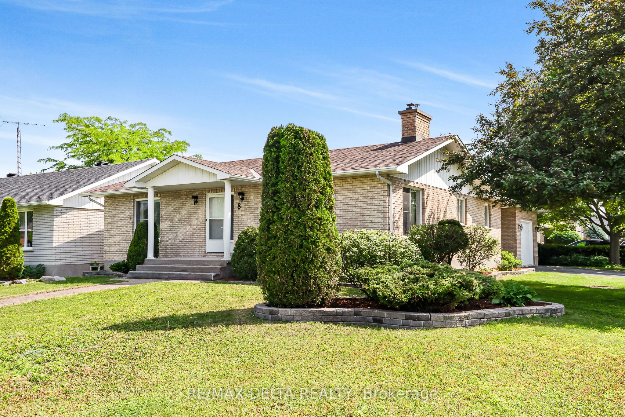 8 Champlain St Property Photo 1