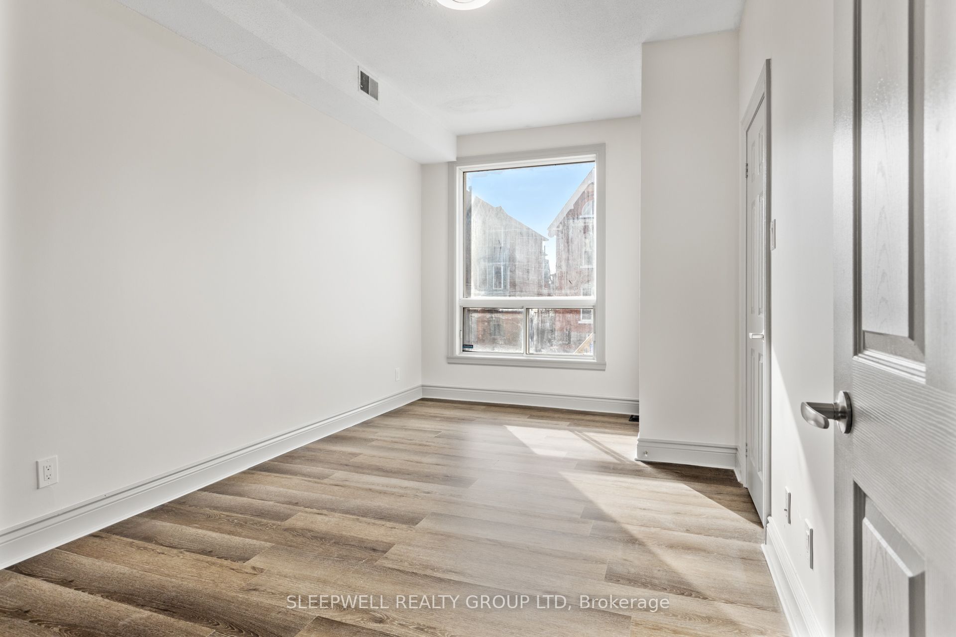 455-457 Somerset Street W Property Photo 9