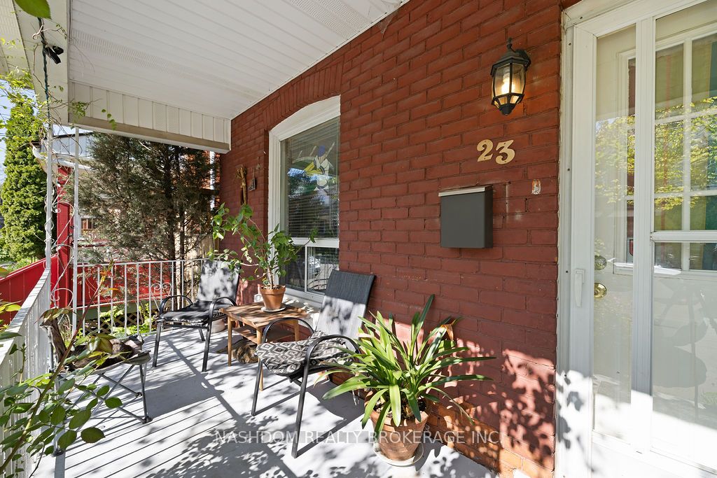 23 Fairleigh Avenue N Property Photo 2