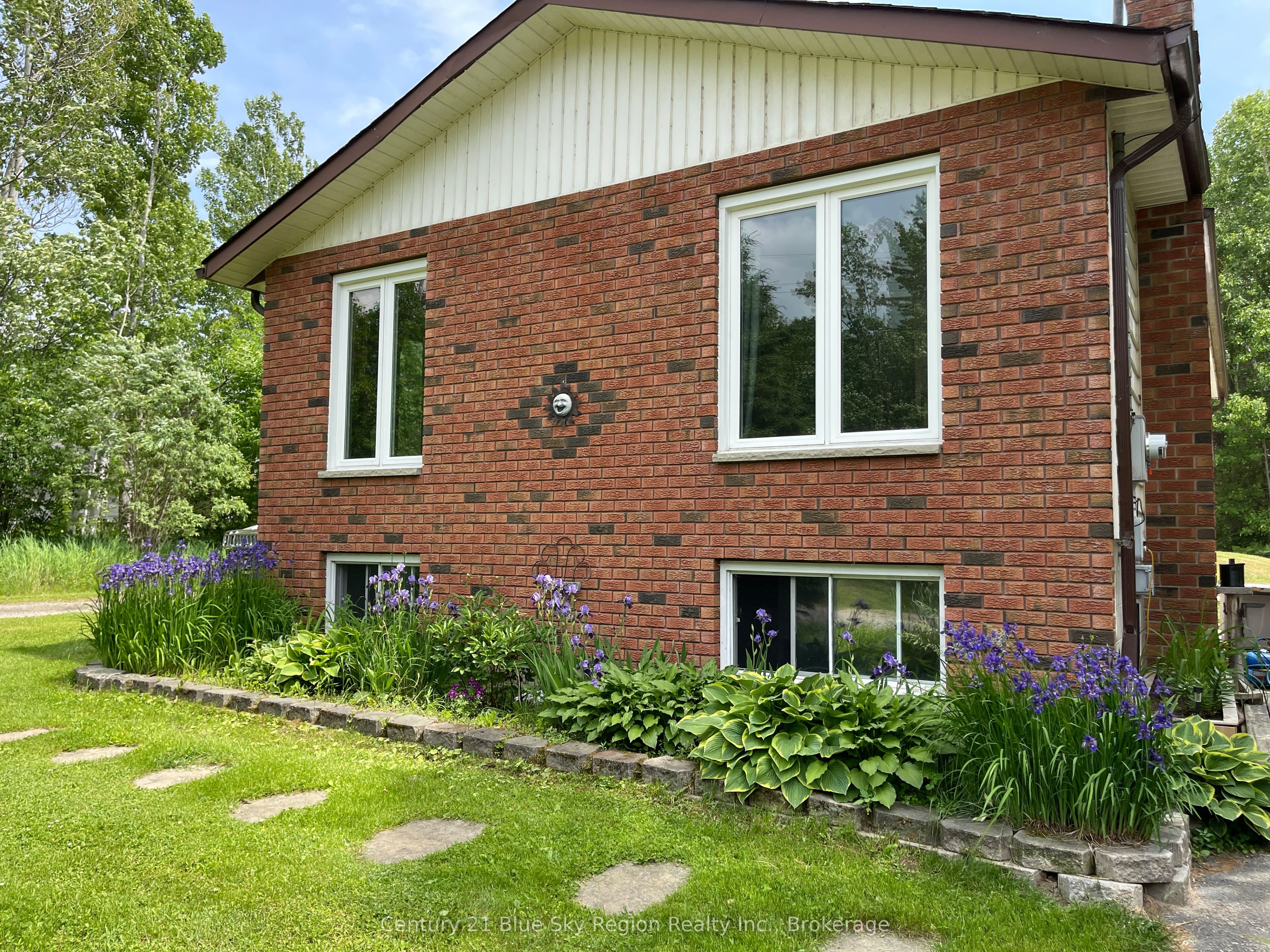 1185 Derland Road Property Photo 1