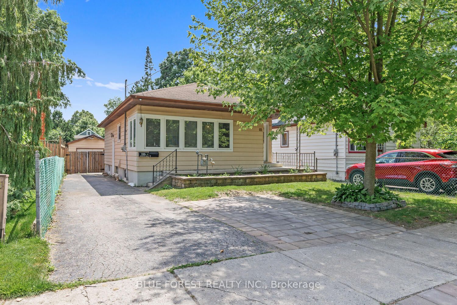 115 BRISCOE Street W Property Photo 1