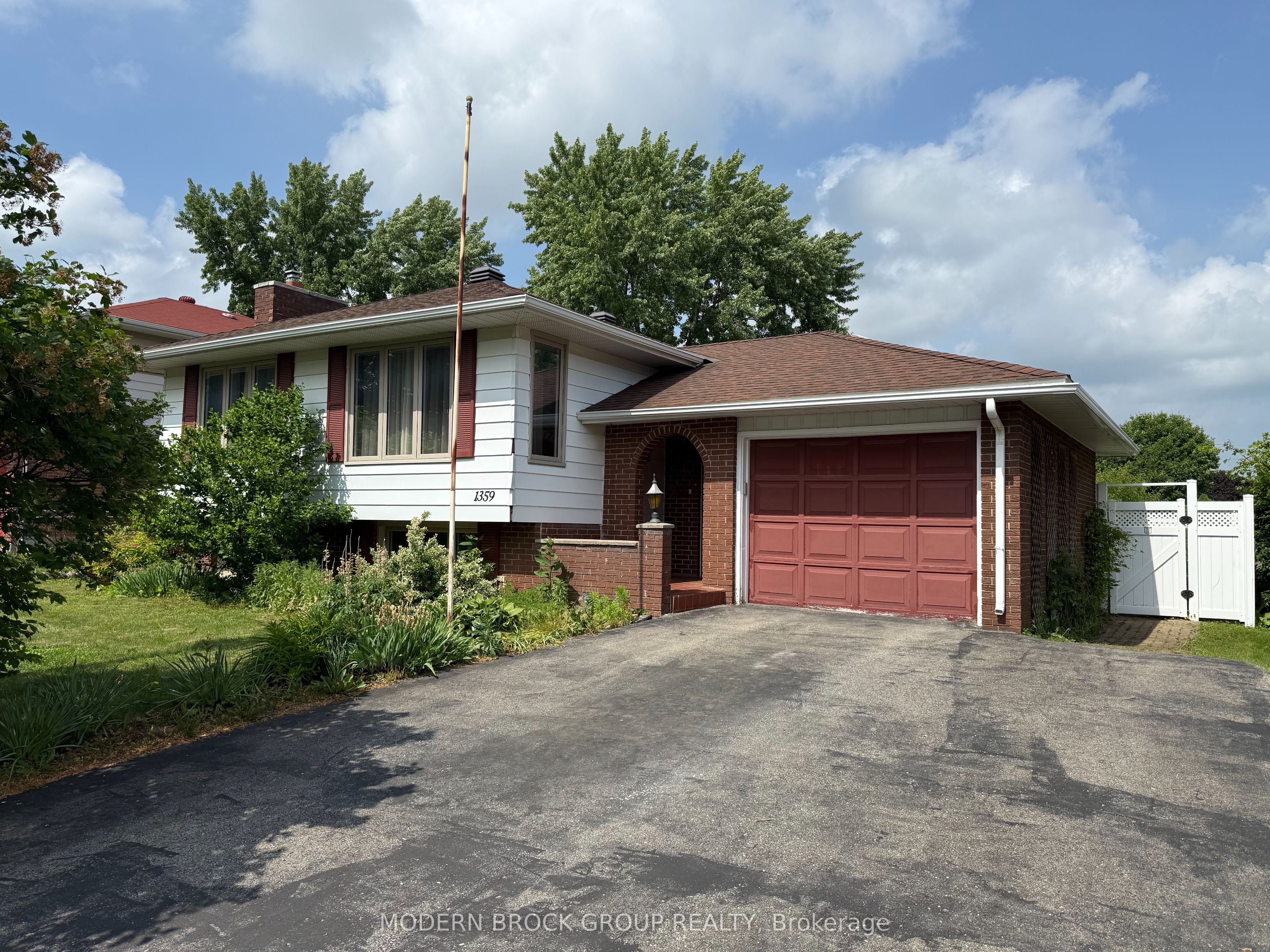 1359 Linden Cres Property Photo 1