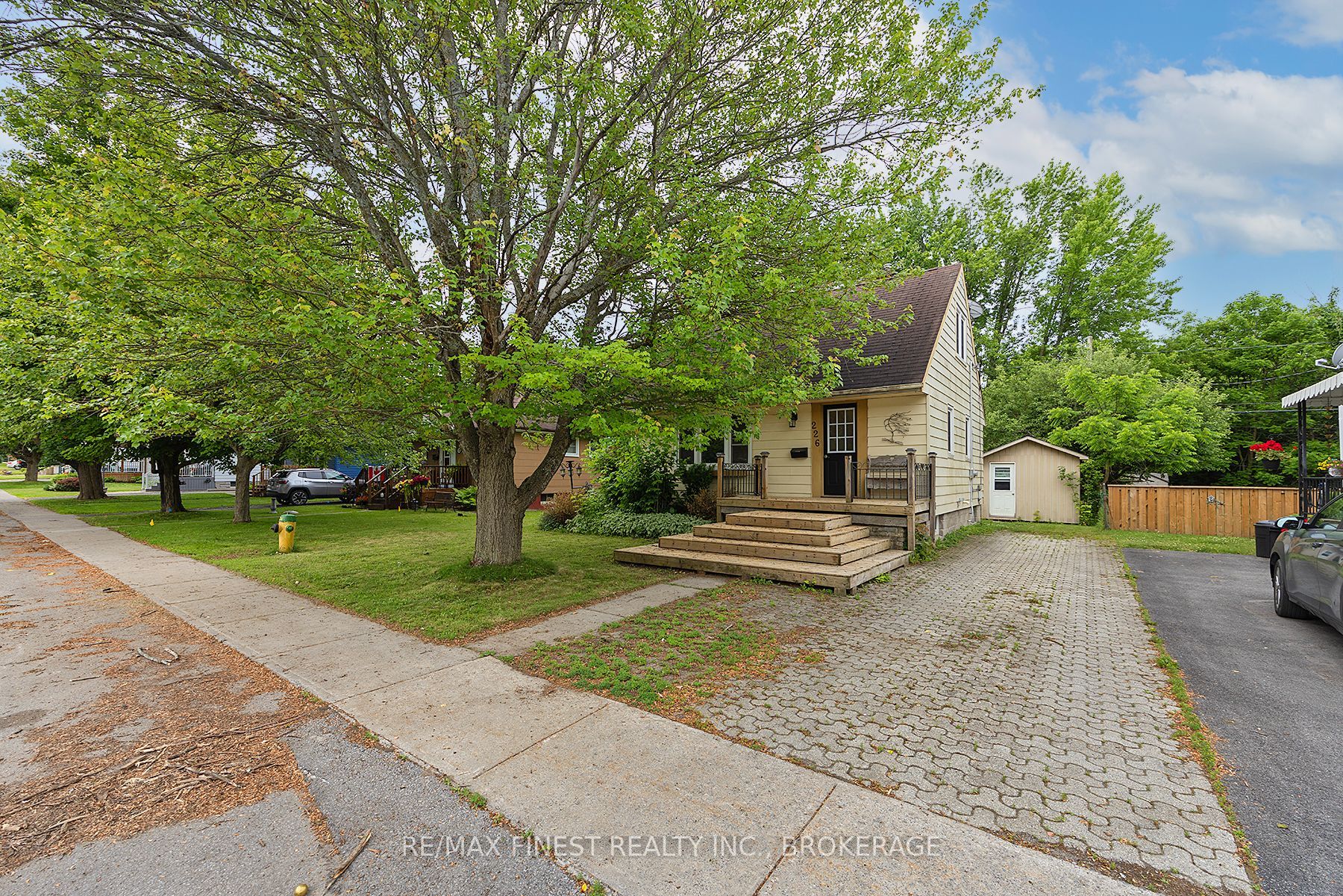 226 Simcoe Street Property Photo 2