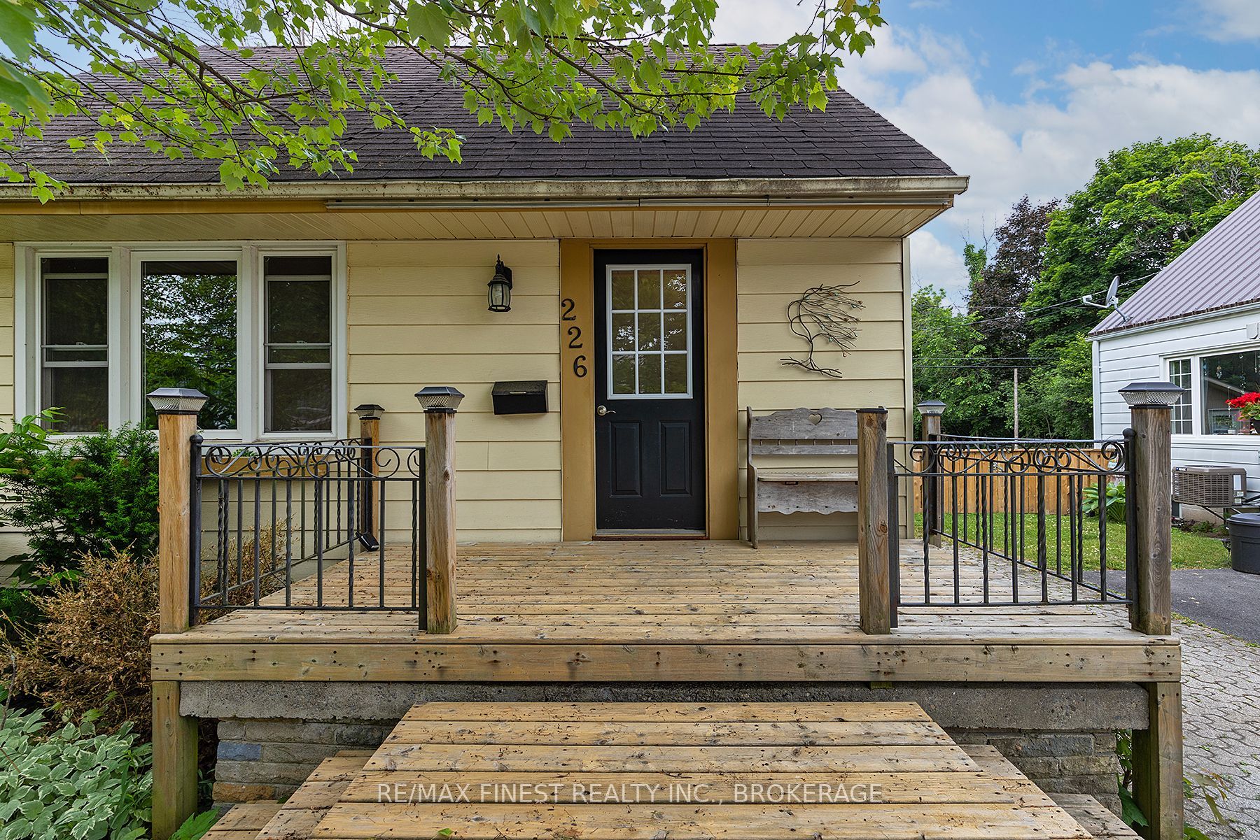 226 Simcoe Street Property Photo 5