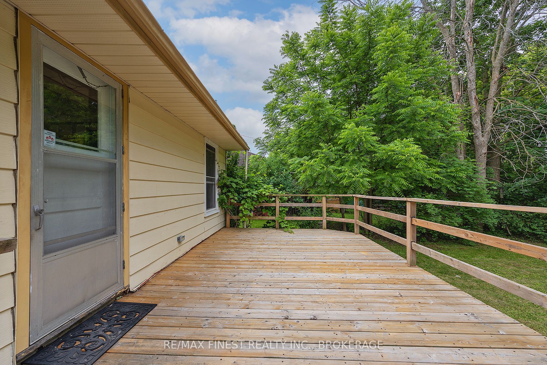 226 Simcoe Street Property Photo 7