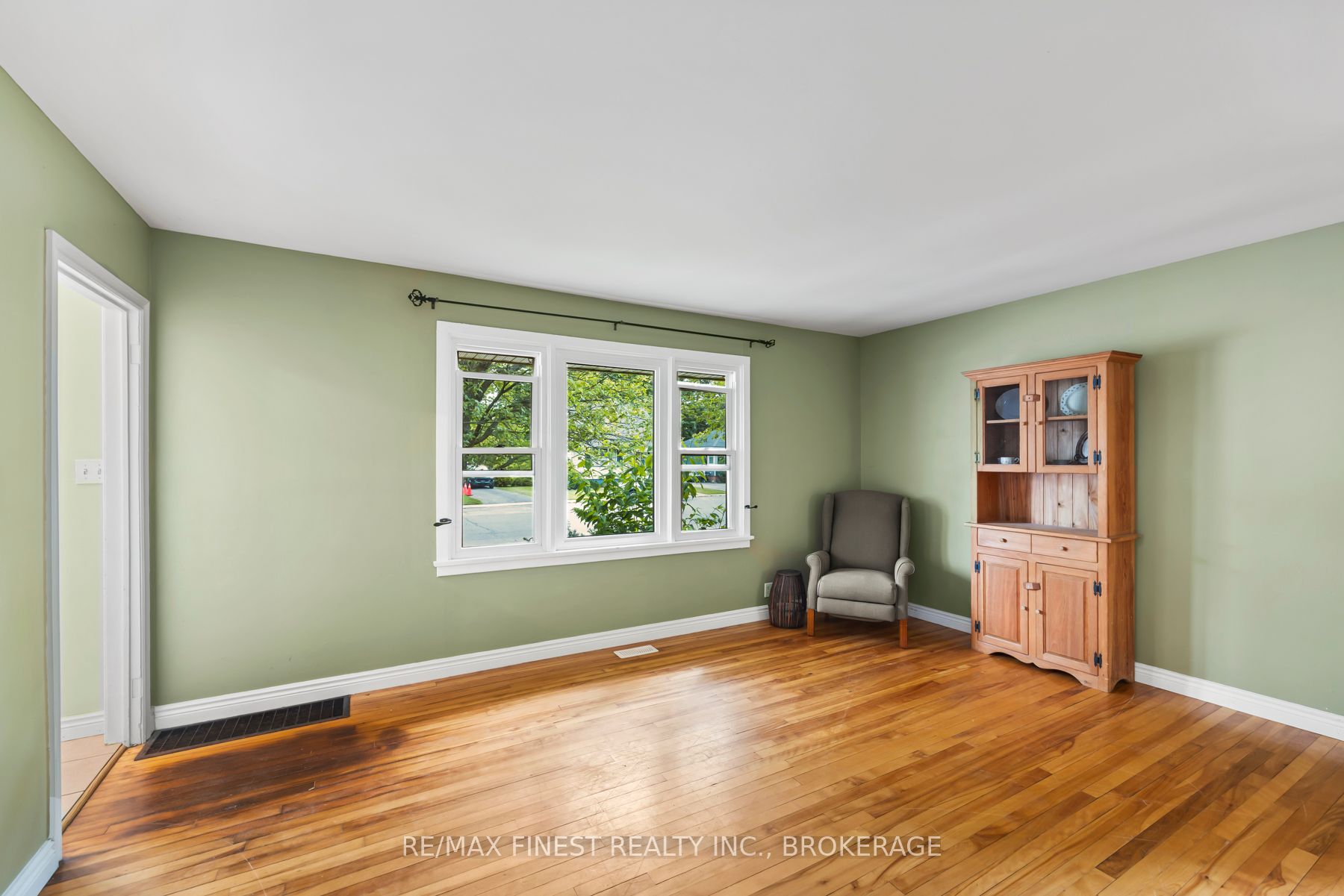 226 Simcoe Street Property Photo 20