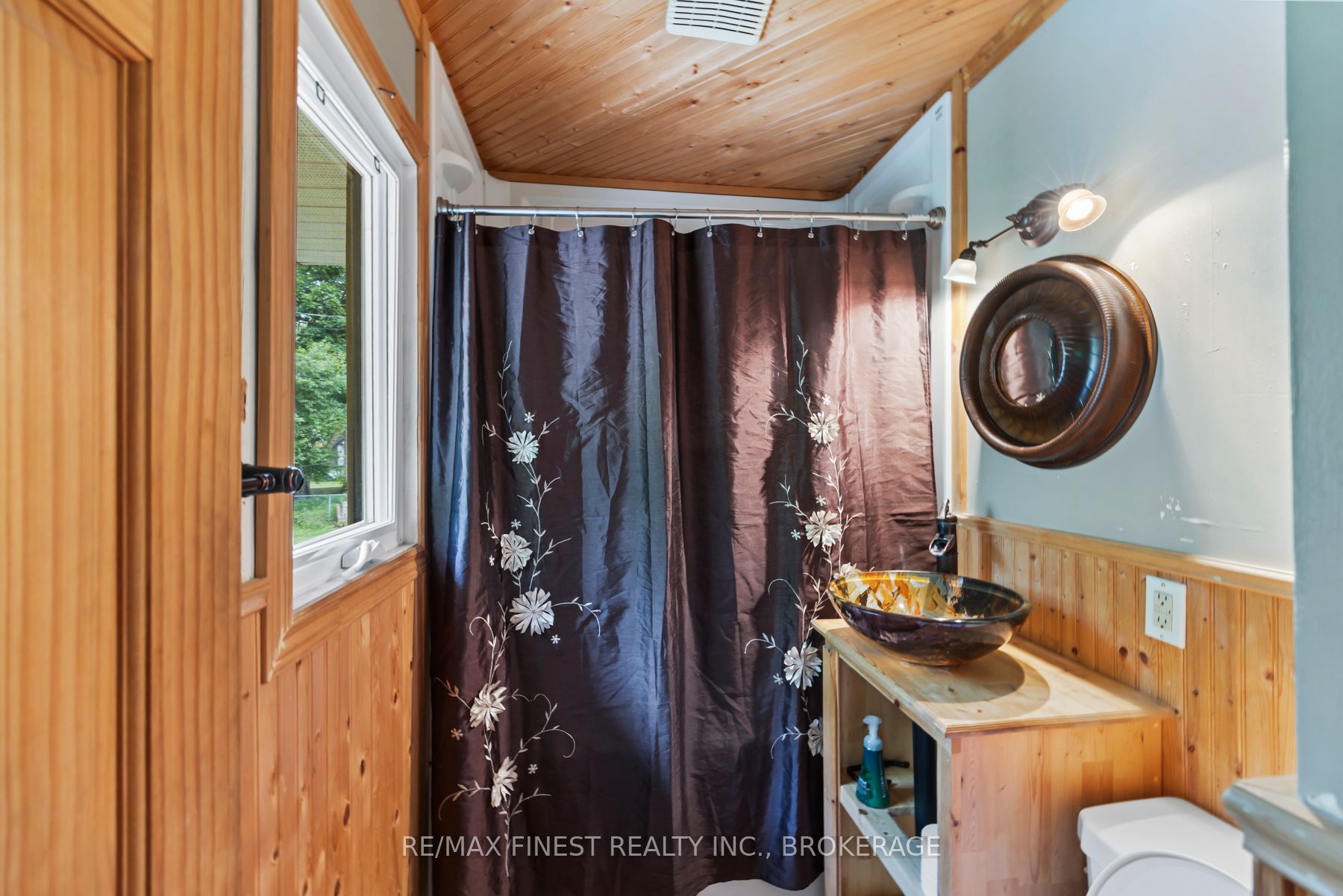 226 Simcoe Street Property Photo 29