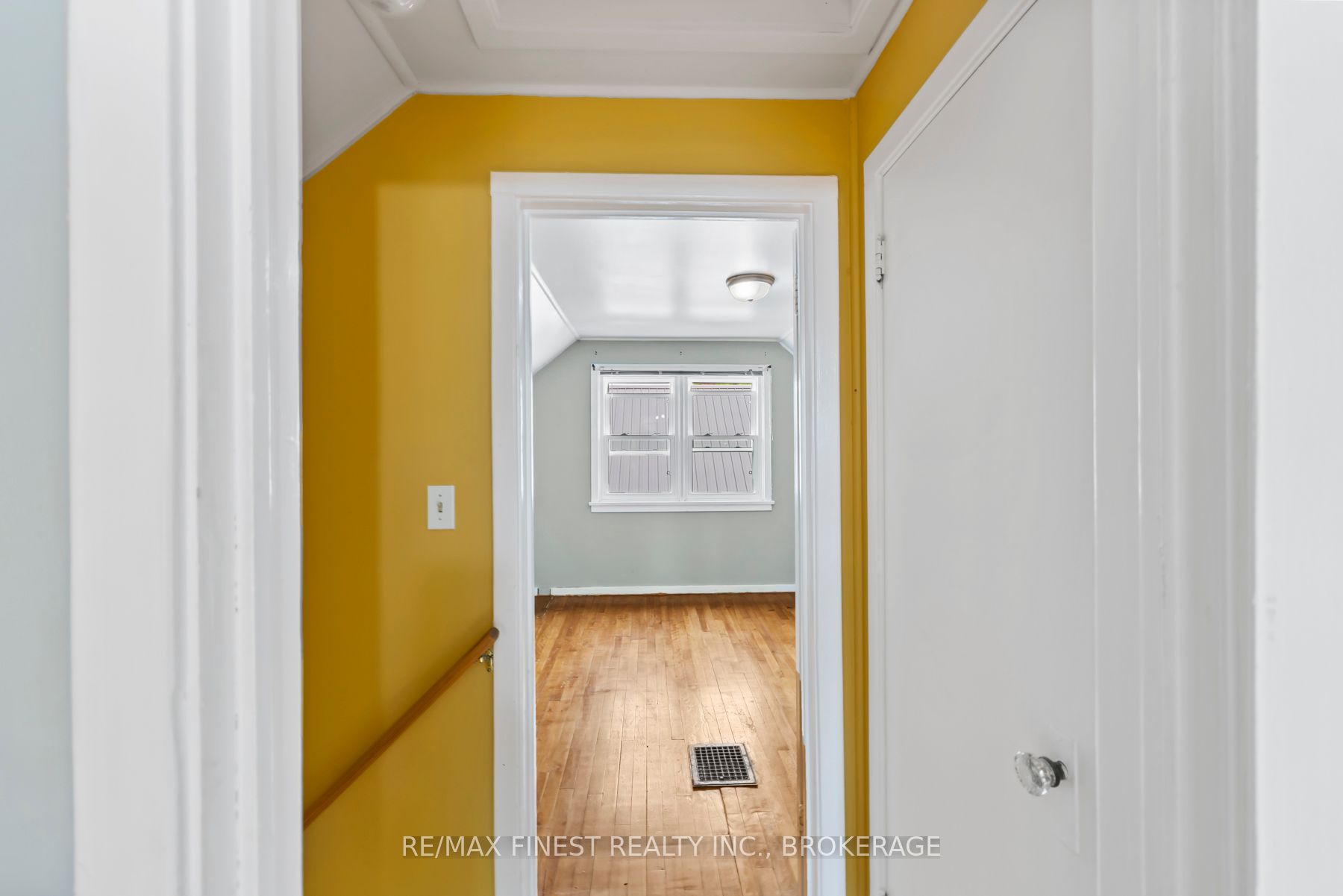 226 Simcoe Street Property Photo 32