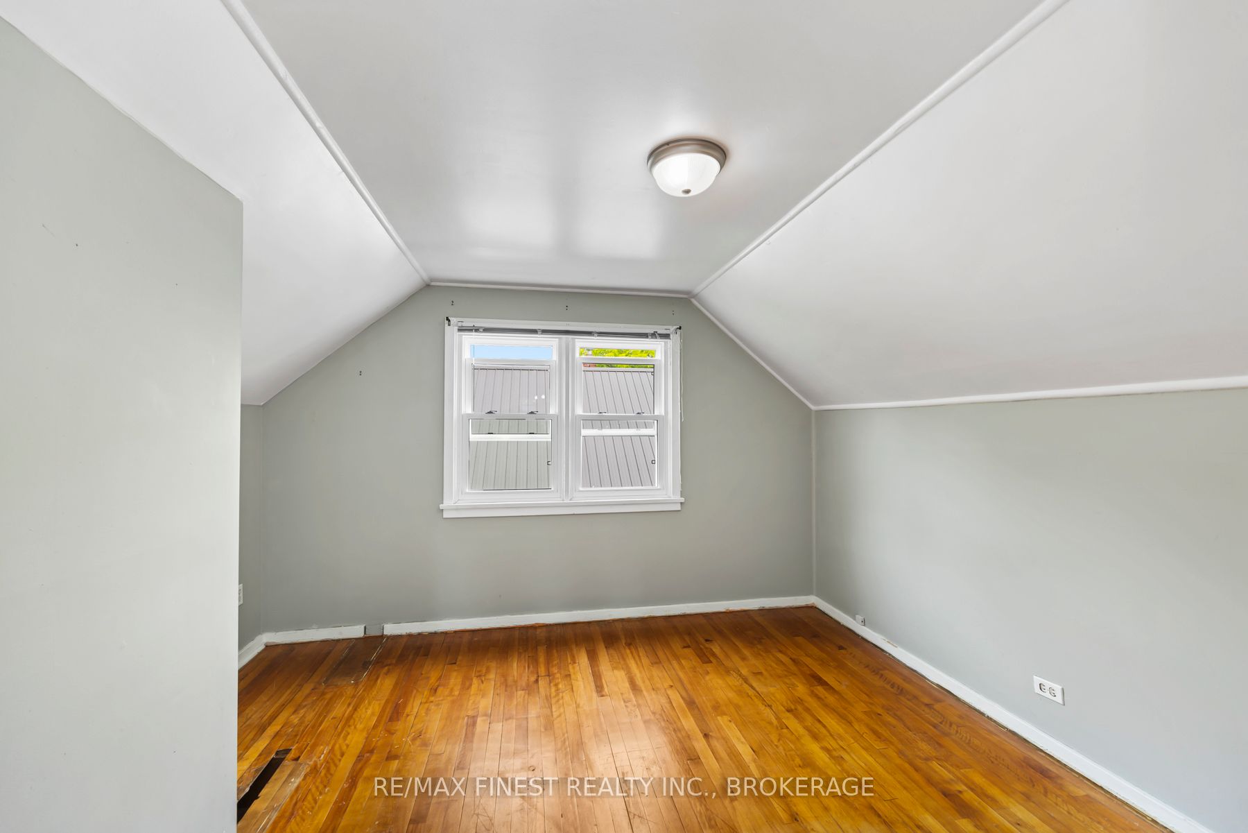 226 Simcoe Street Property Photo 33