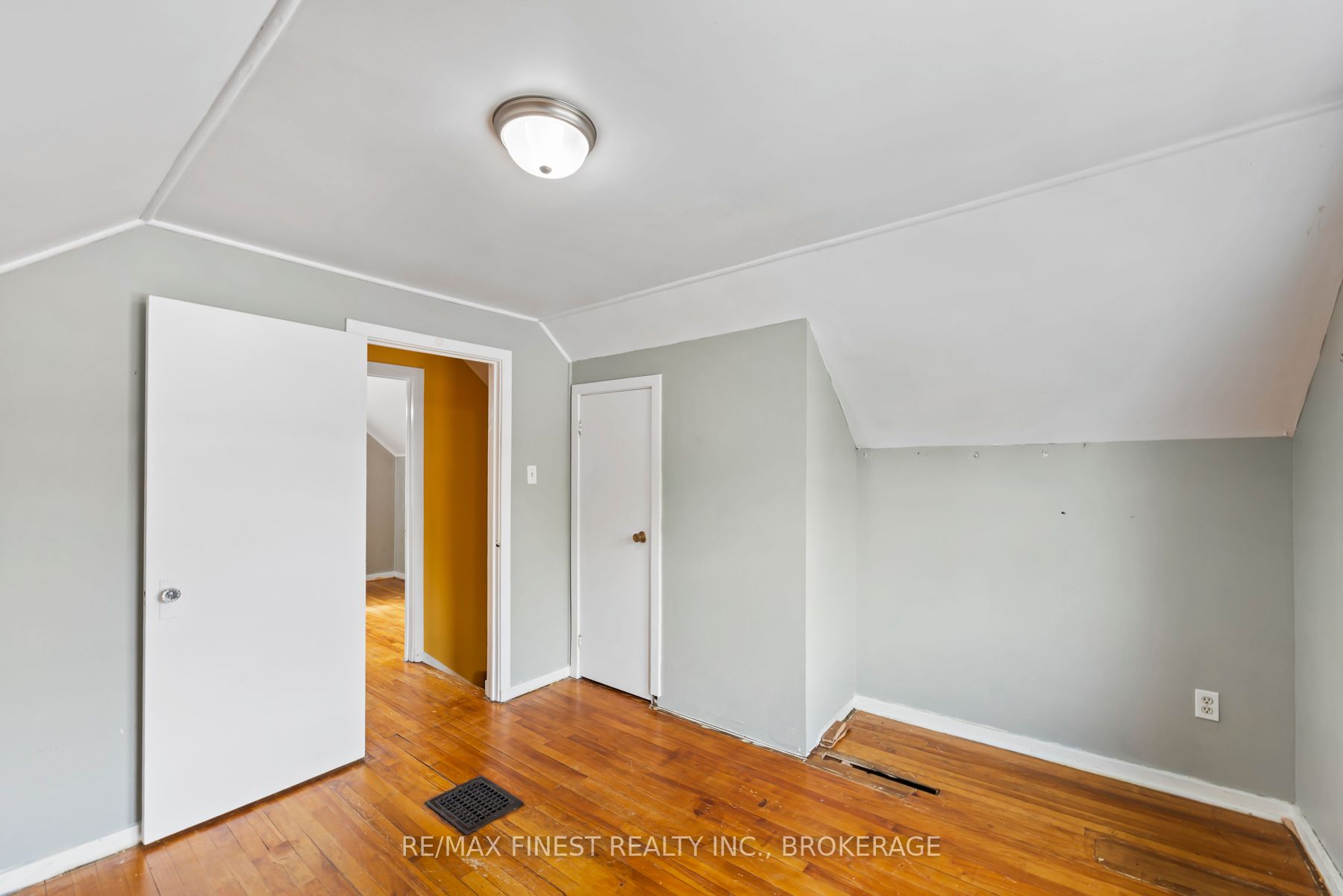 226 Simcoe Street Property Photo 34