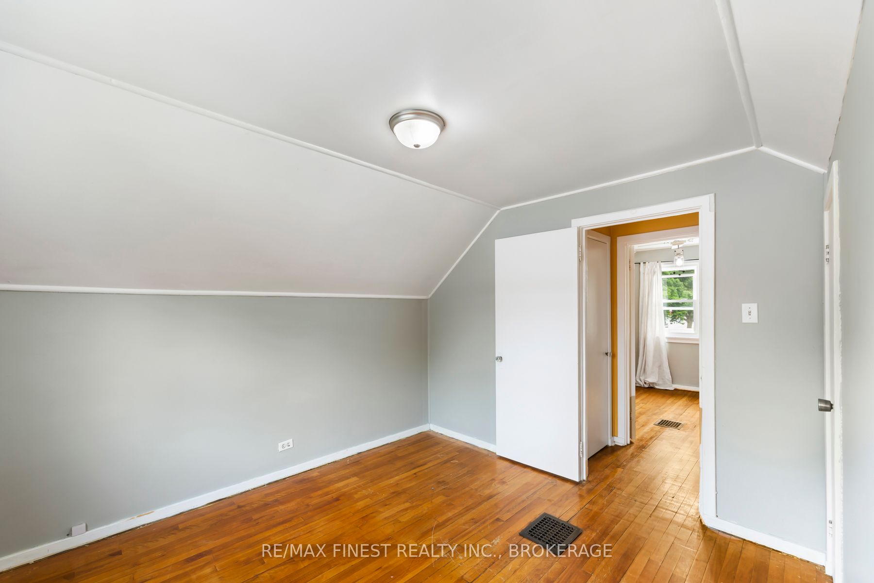 226 Simcoe Street Property Photo 35