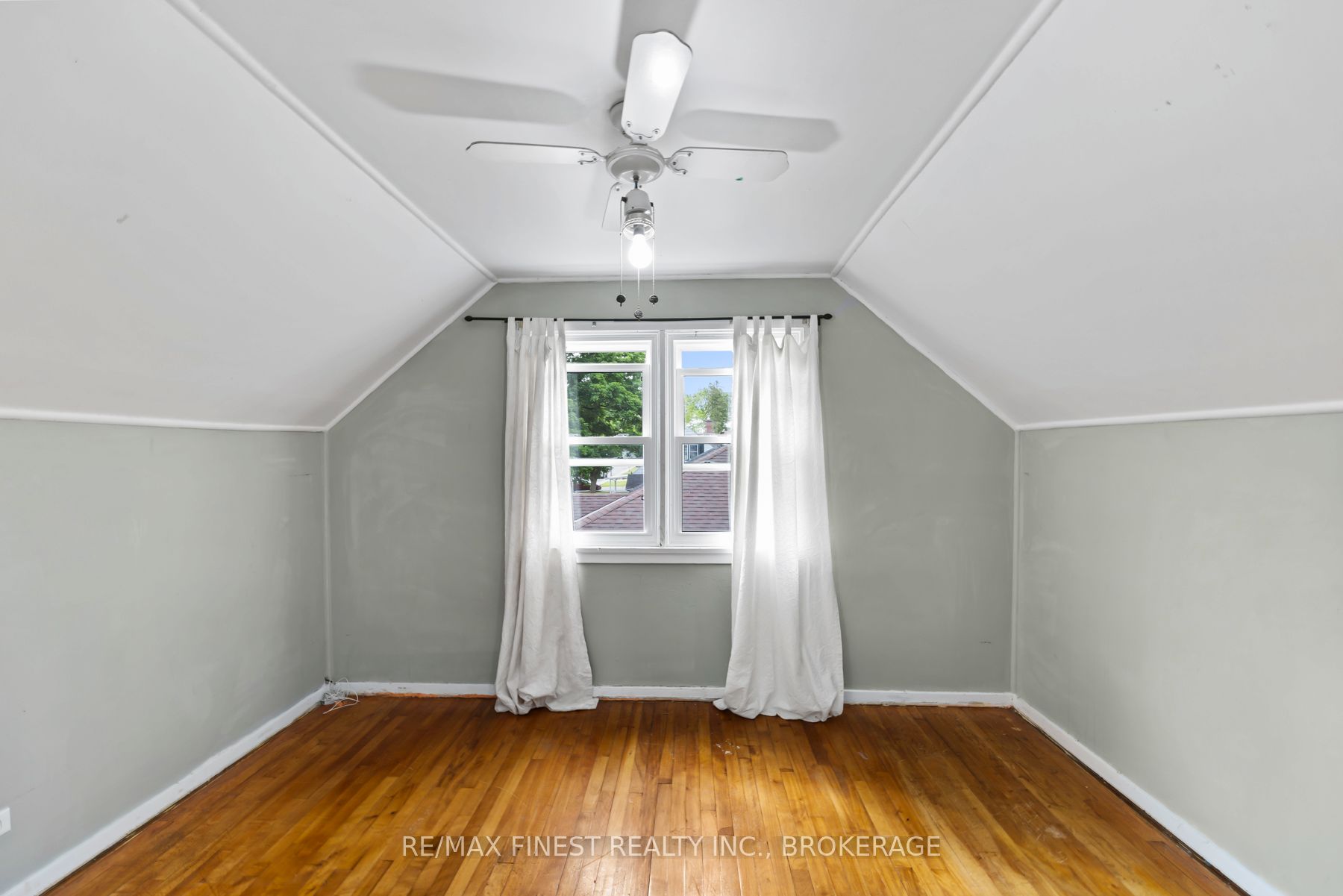 226 Simcoe Street Property Photo 36