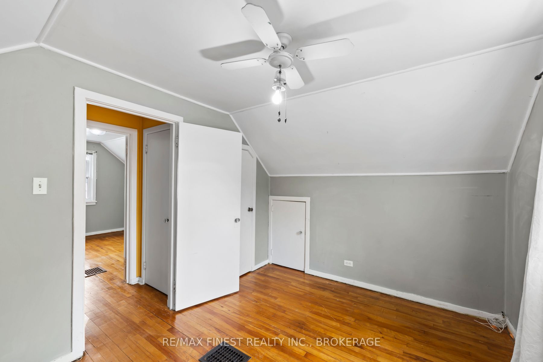 226 Simcoe Street Property Photo 37