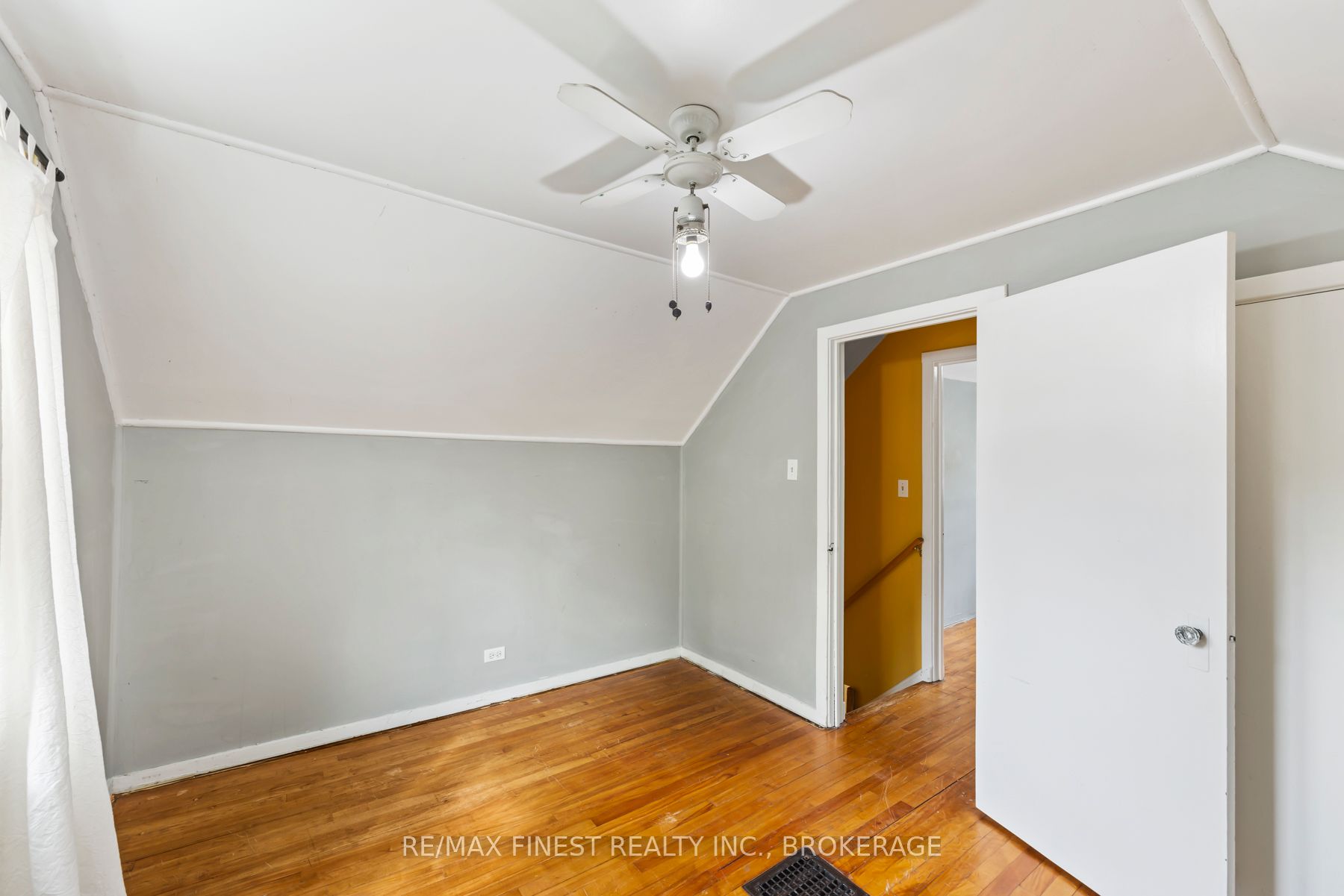 226 Simcoe Street Property Photo 38