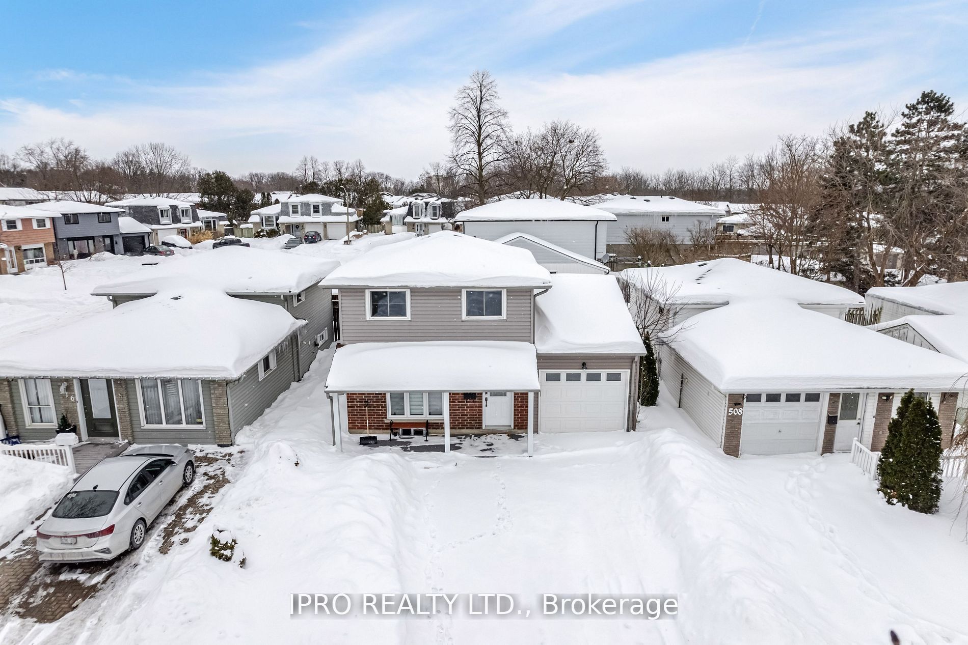 512 Pinetree Cres Property Photo 1