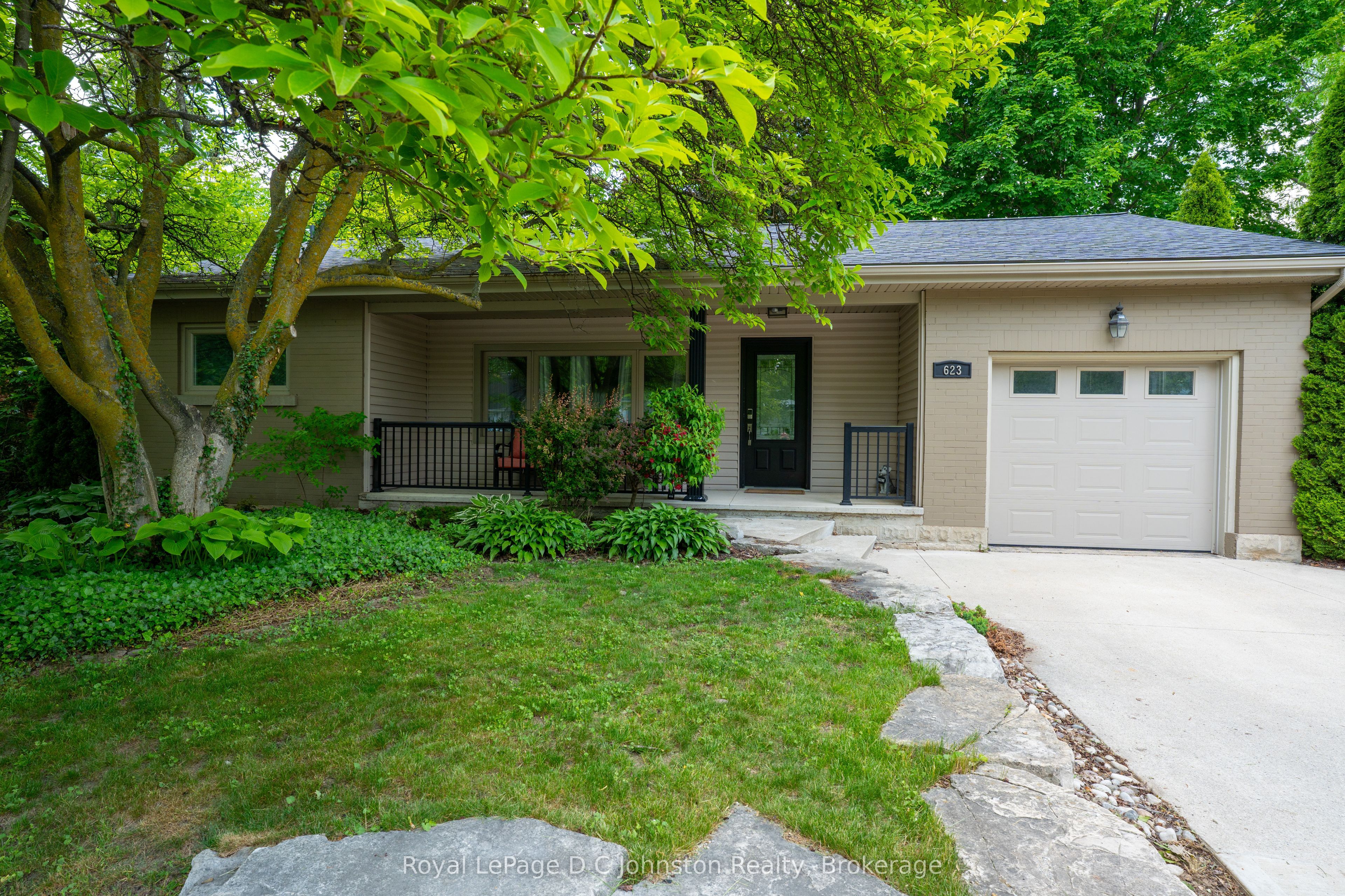 623 Louis Street E Property Photo 1