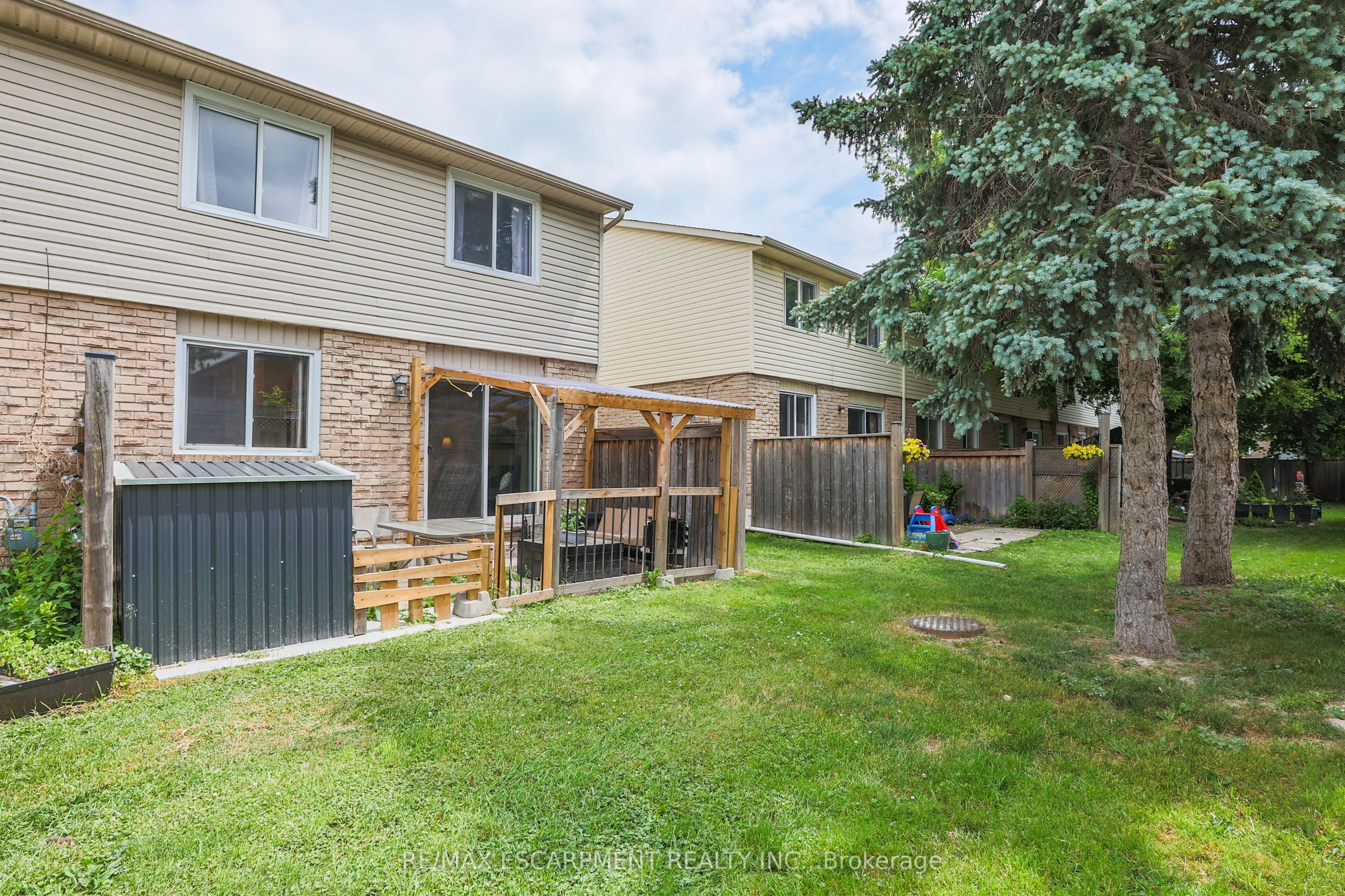 #40 - 262 Kenora Avenue Property Photo 2