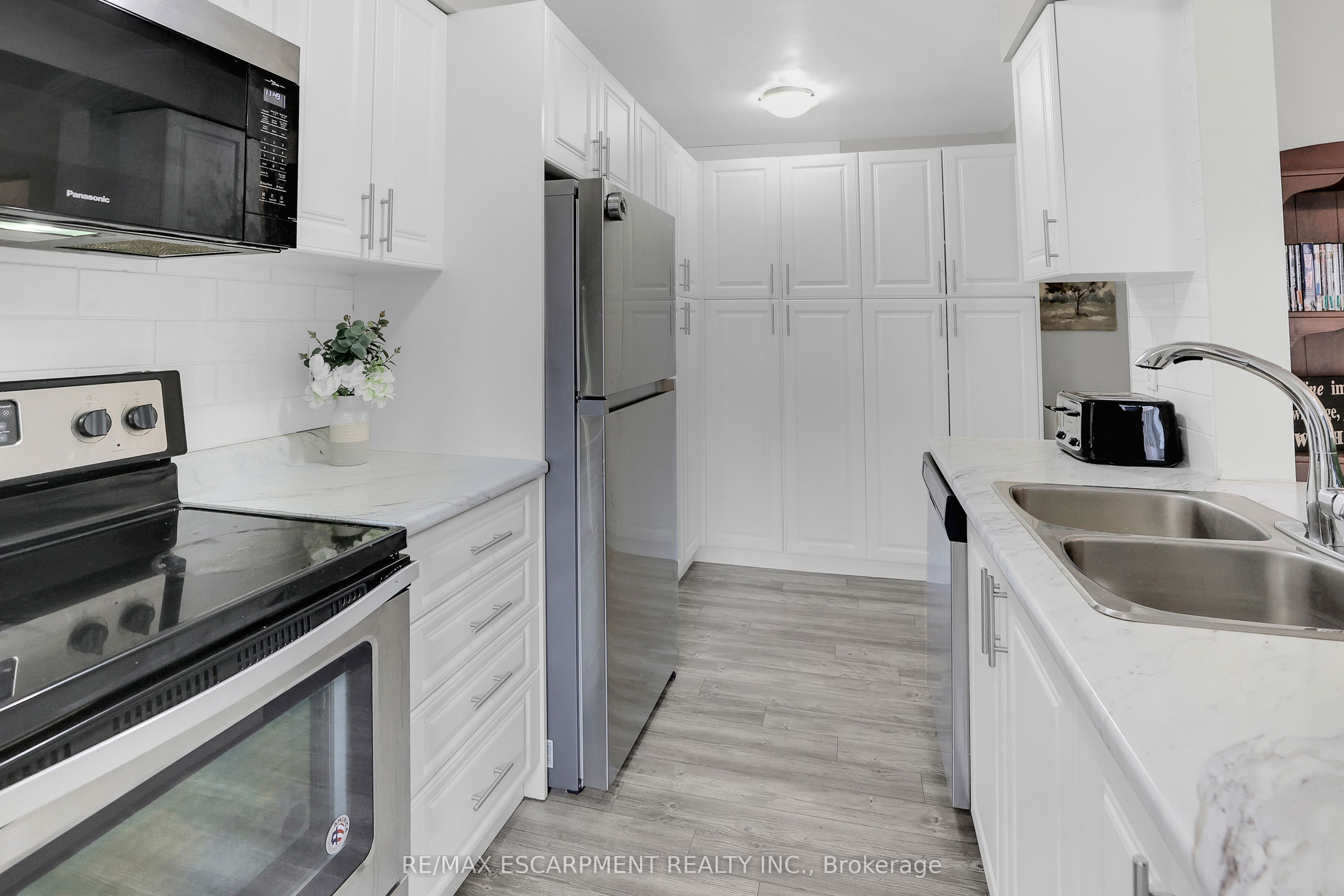 #40 - 262 Kenora Avenue Property Photo 4