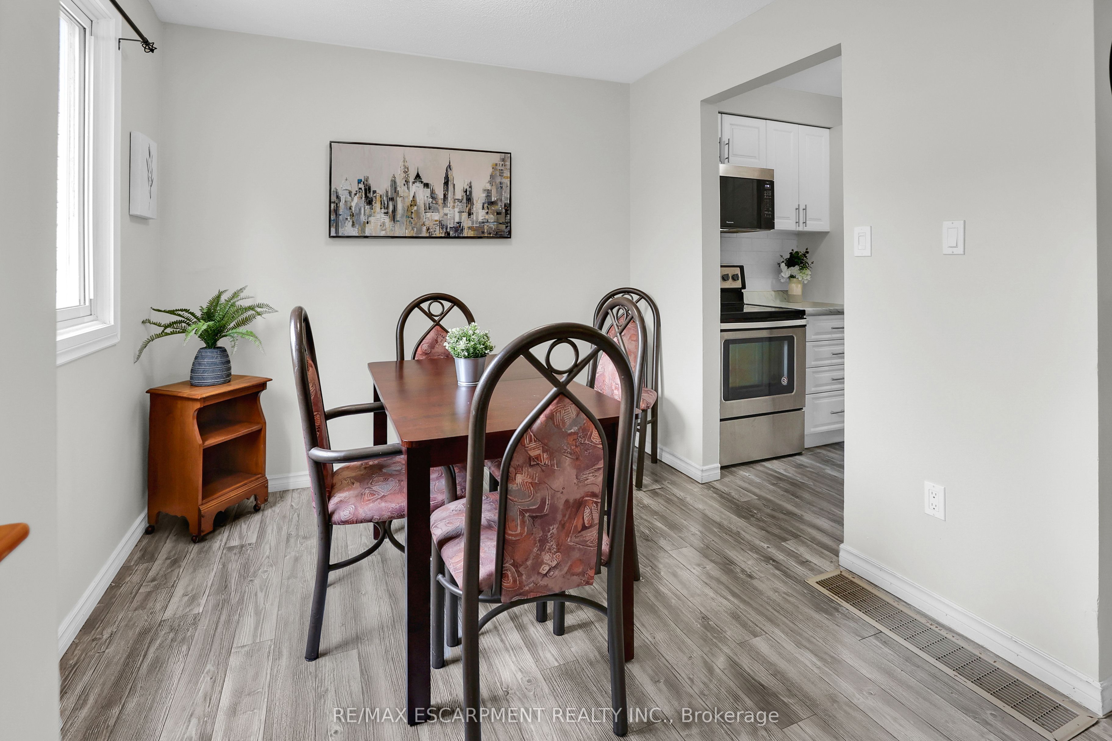 #40 - 262 Kenora Avenue Property Photo 6