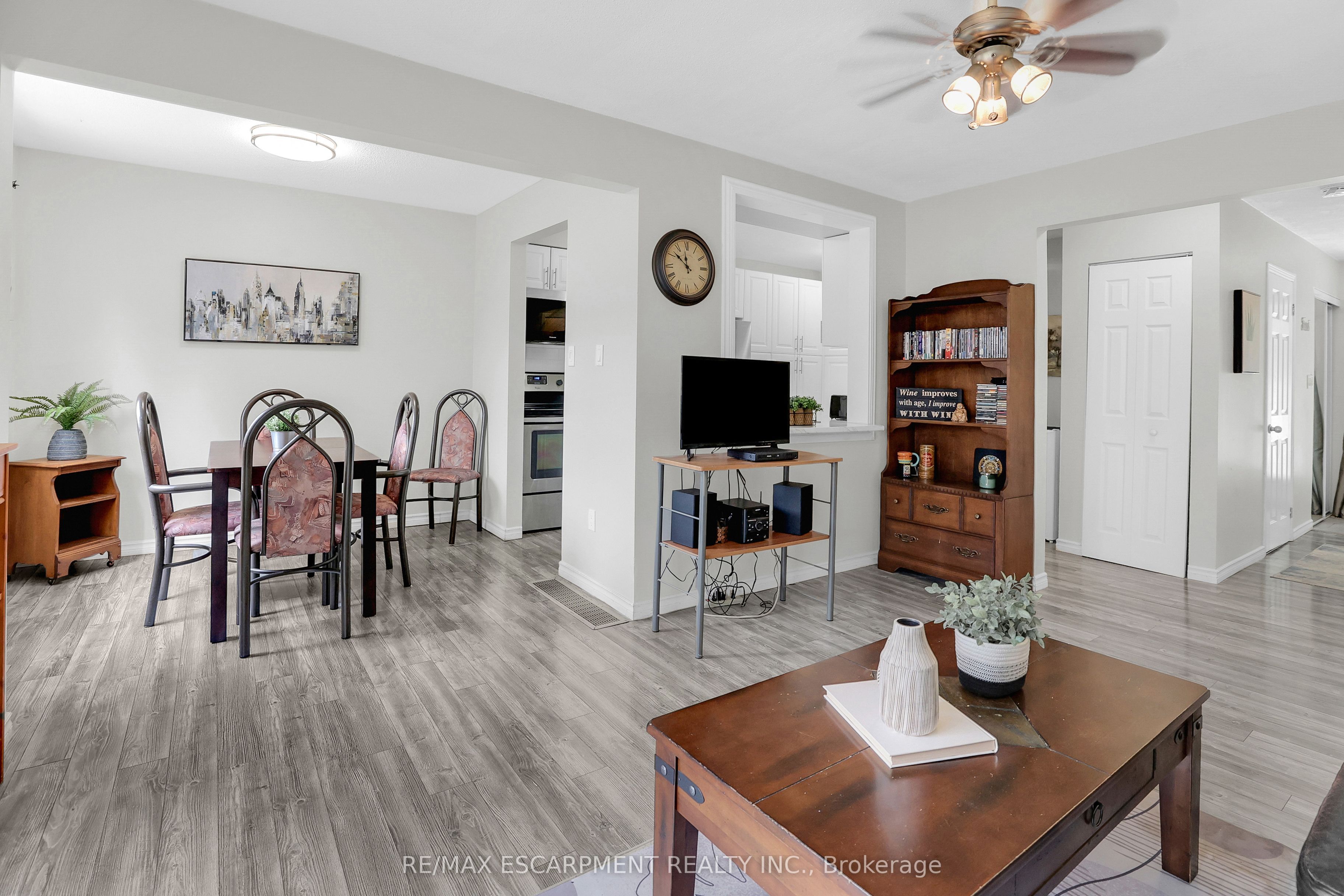 #40 - 262 Kenora Avenue Property Photo 7