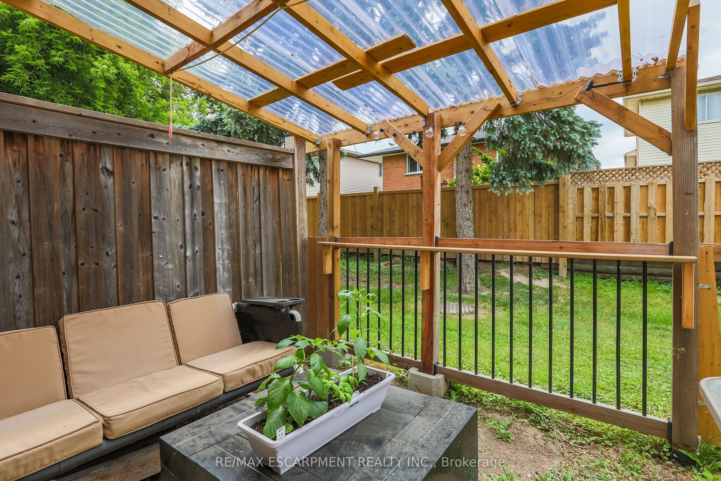 #40 - 262 Kenora Avenue Property Photo 10