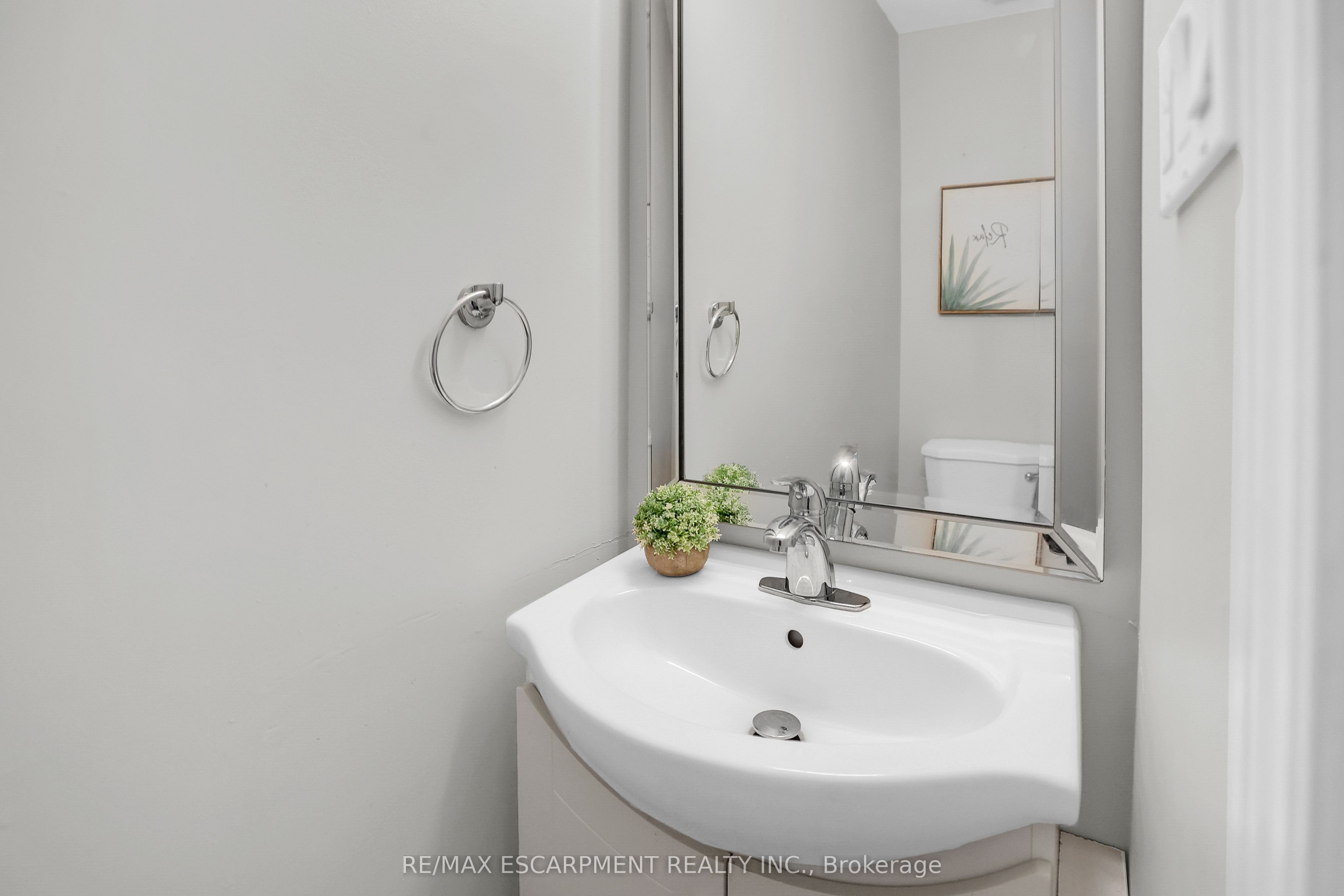 #40 - 262 Kenora Avenue Property Photo 12