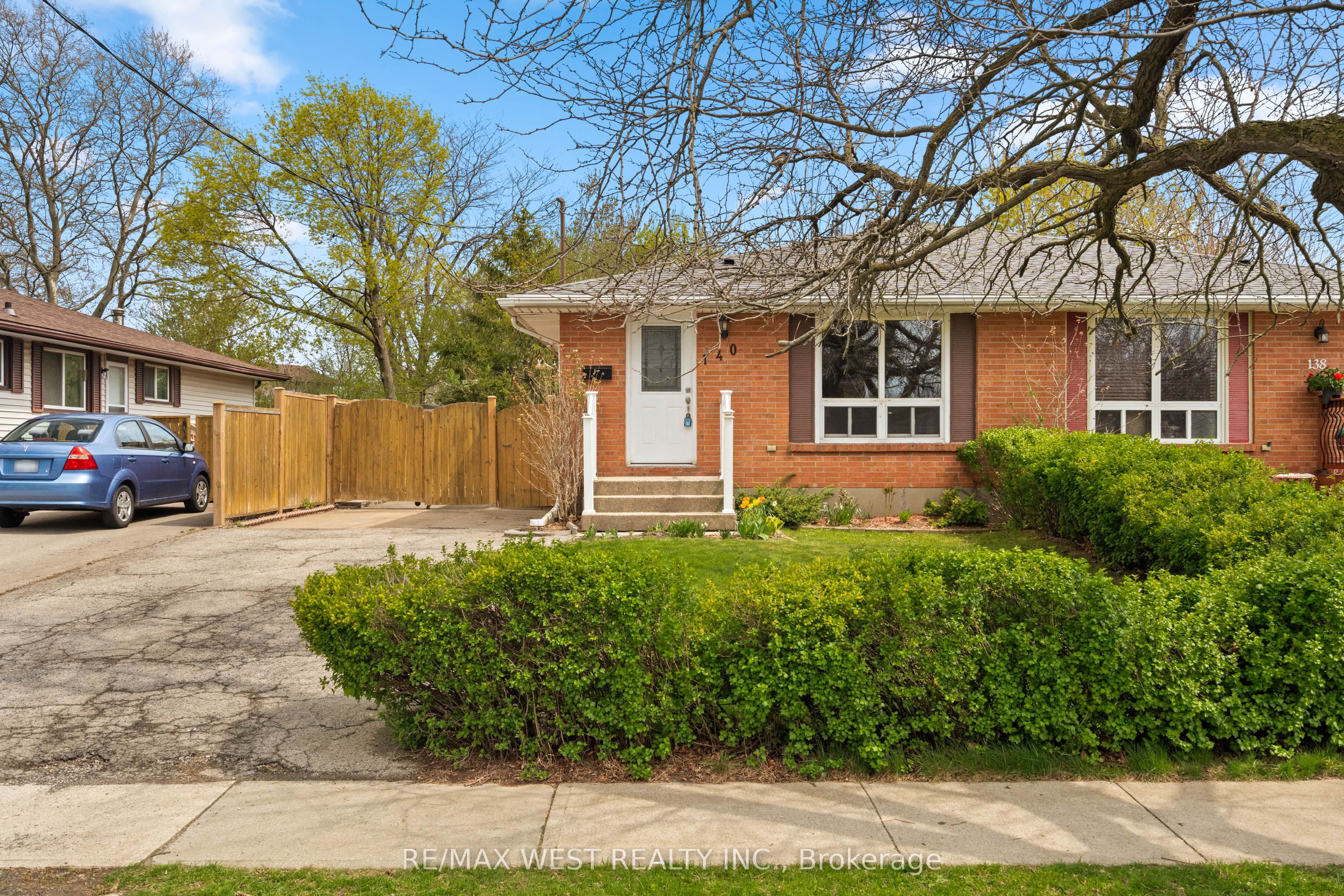 140 Dorchester Boulevard Property Photo 1