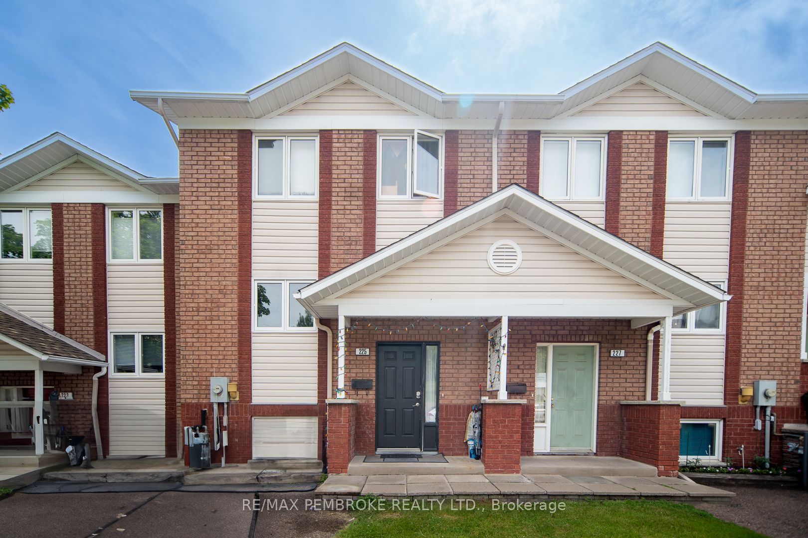 225 Willoughby Cres