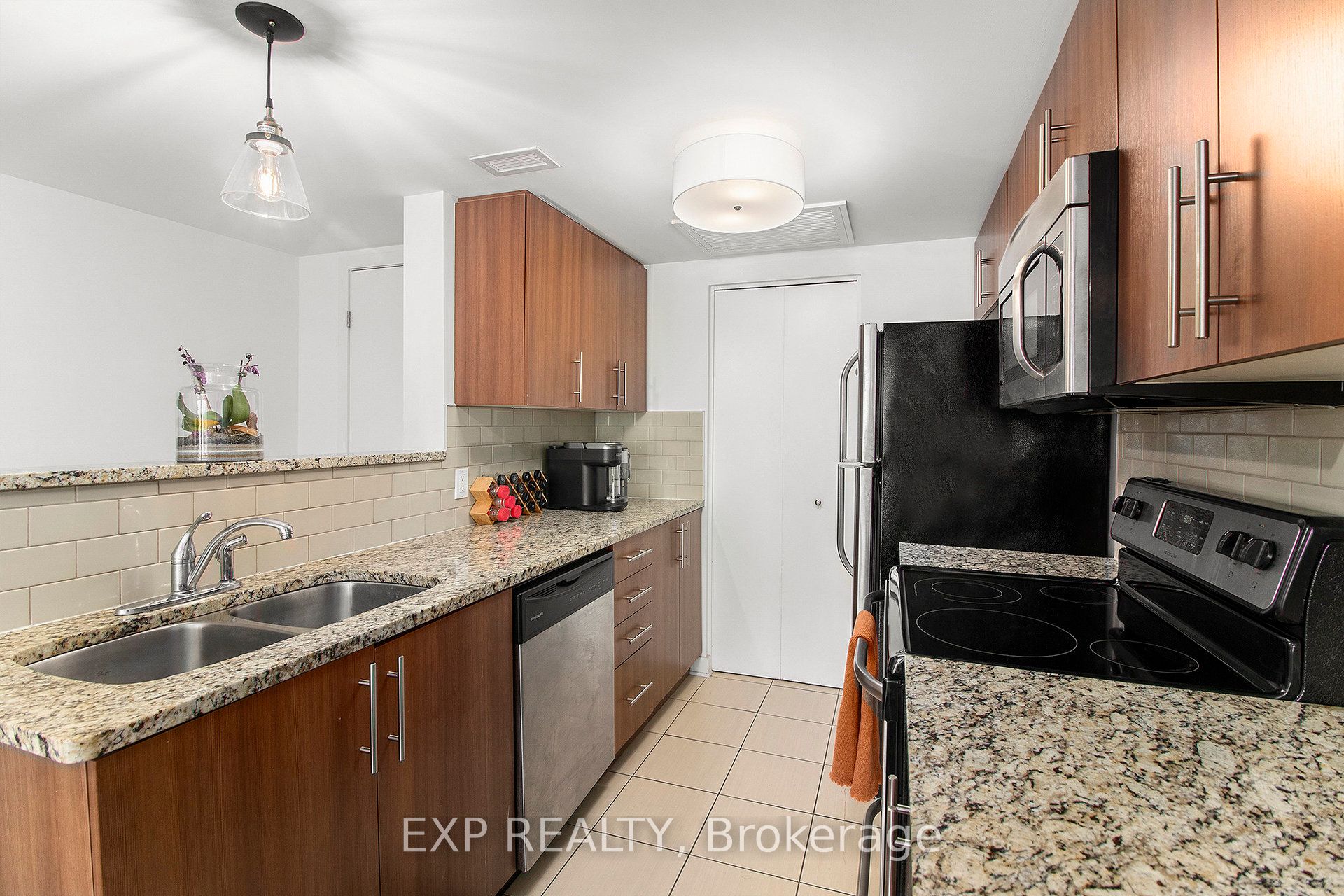 146 Daly Avenue 201 Property Photo 6