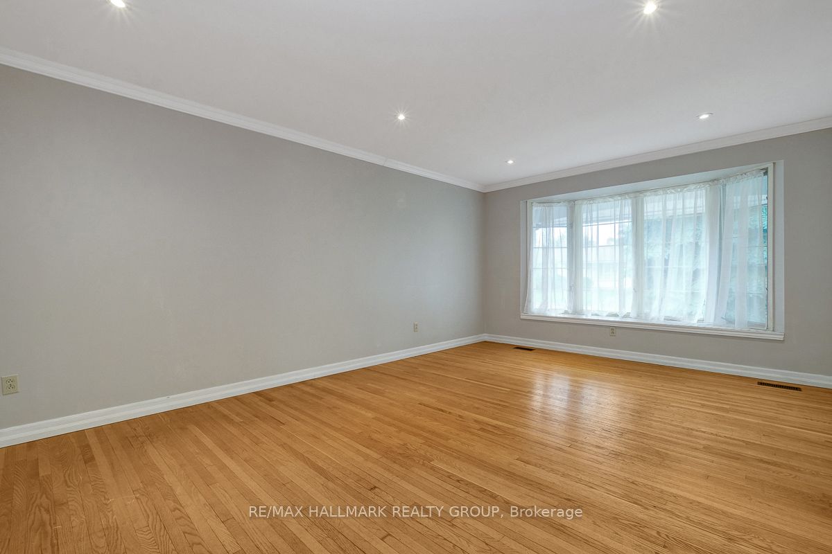 2149 Hubbard Crescent Property Photo 4