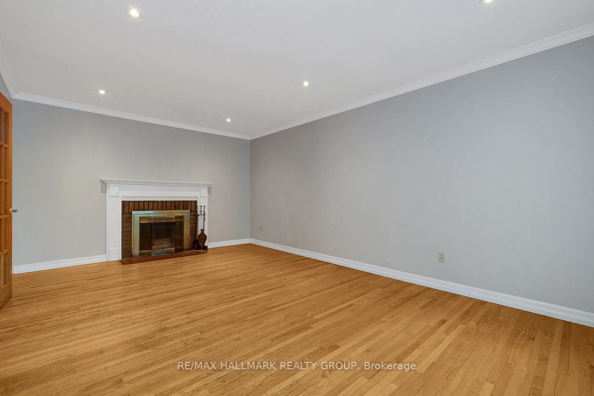 2149 Hubbard Crescent Property Photo 5