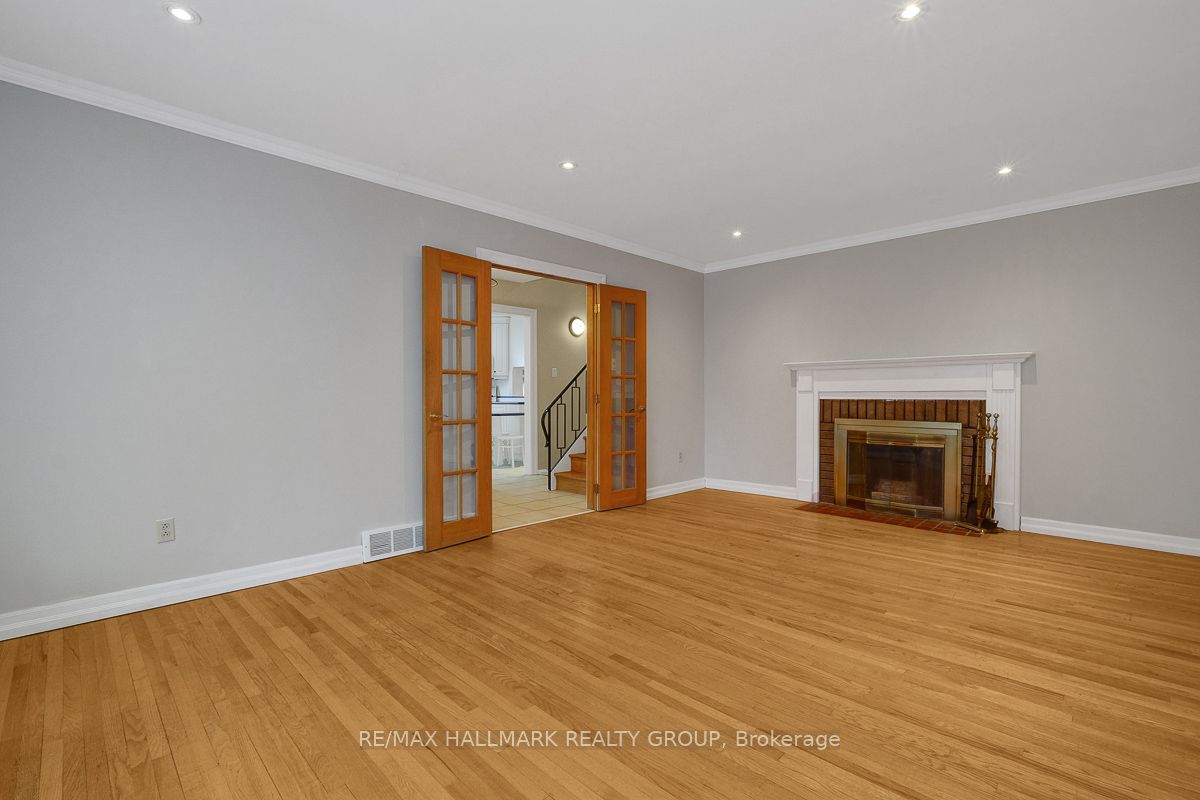 2149 Hubbard Crescent Property Photo 6