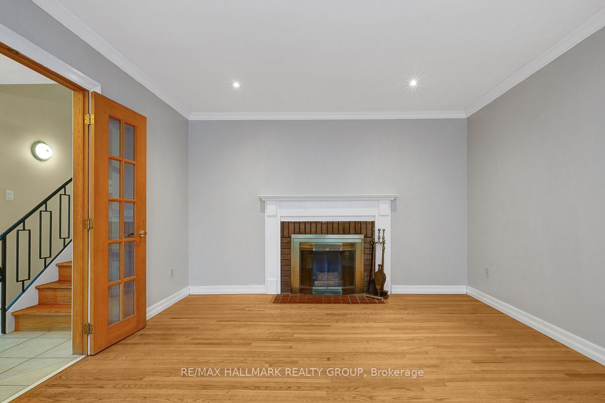 2149 Hubbard Crescent Property Photo 7