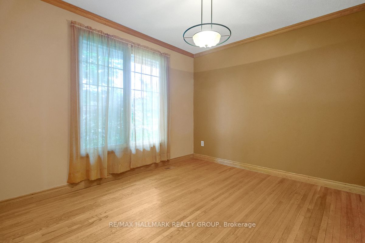 2149 Hubbard Crescent Property Photo 8