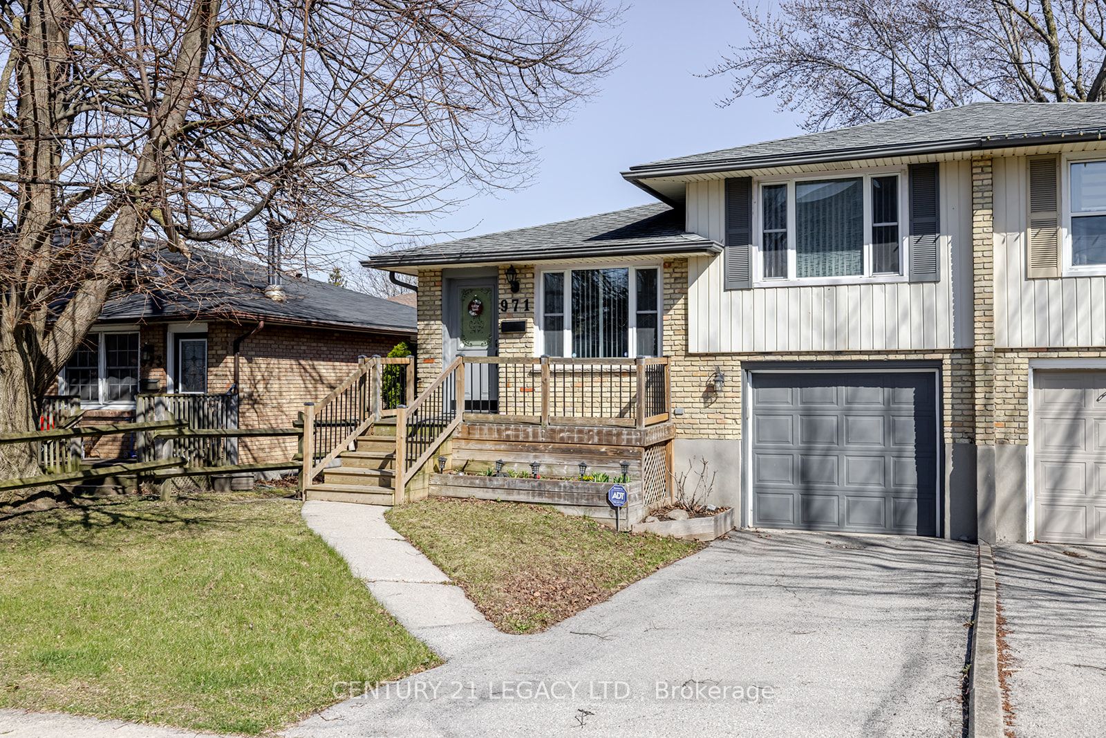 971 Eagle Crescent Property Photo 1