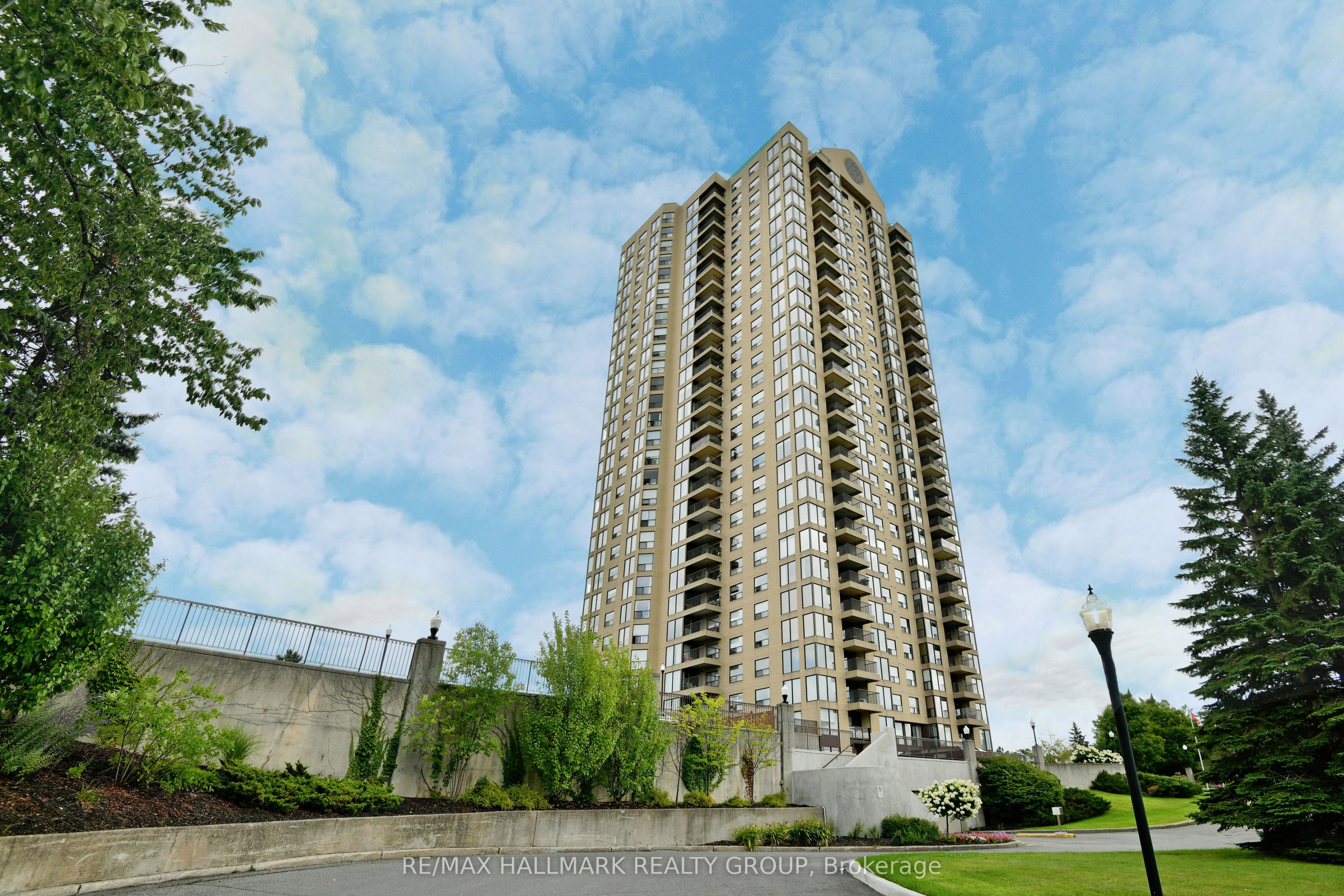 545 St Laurent Boulevard 503 Property Photo 2