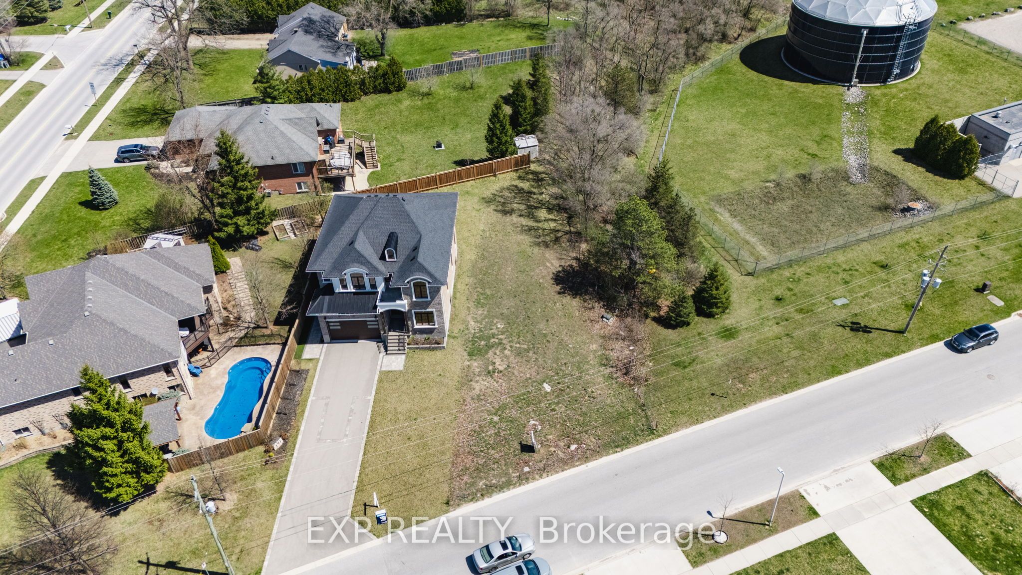 187 QUEEN Street Property Photo 1