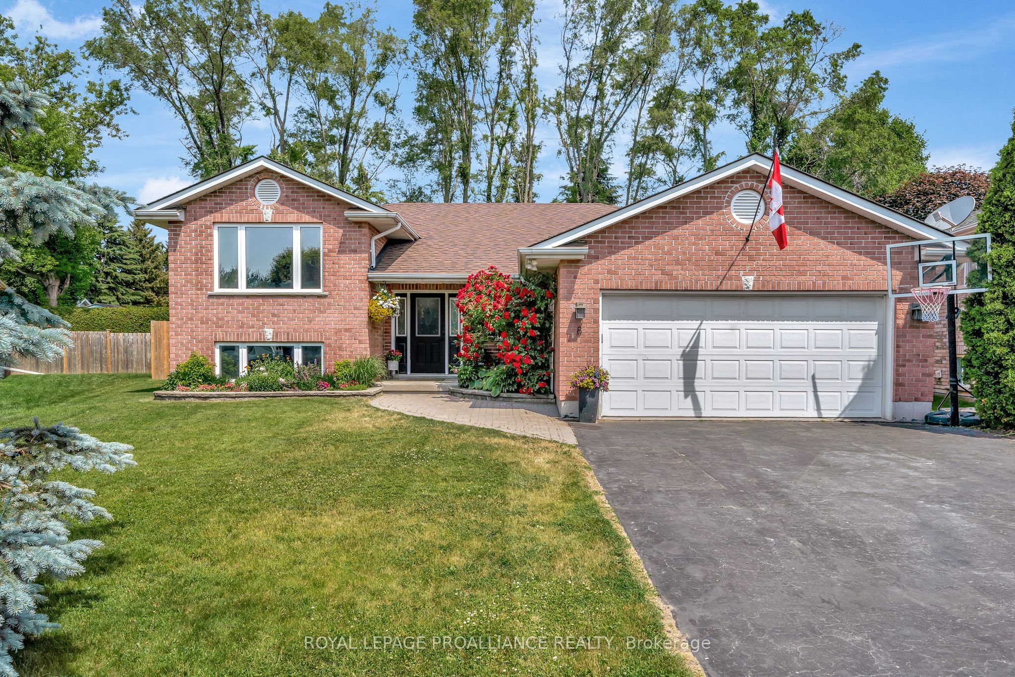 8 Henderson Lane Property Photo 1