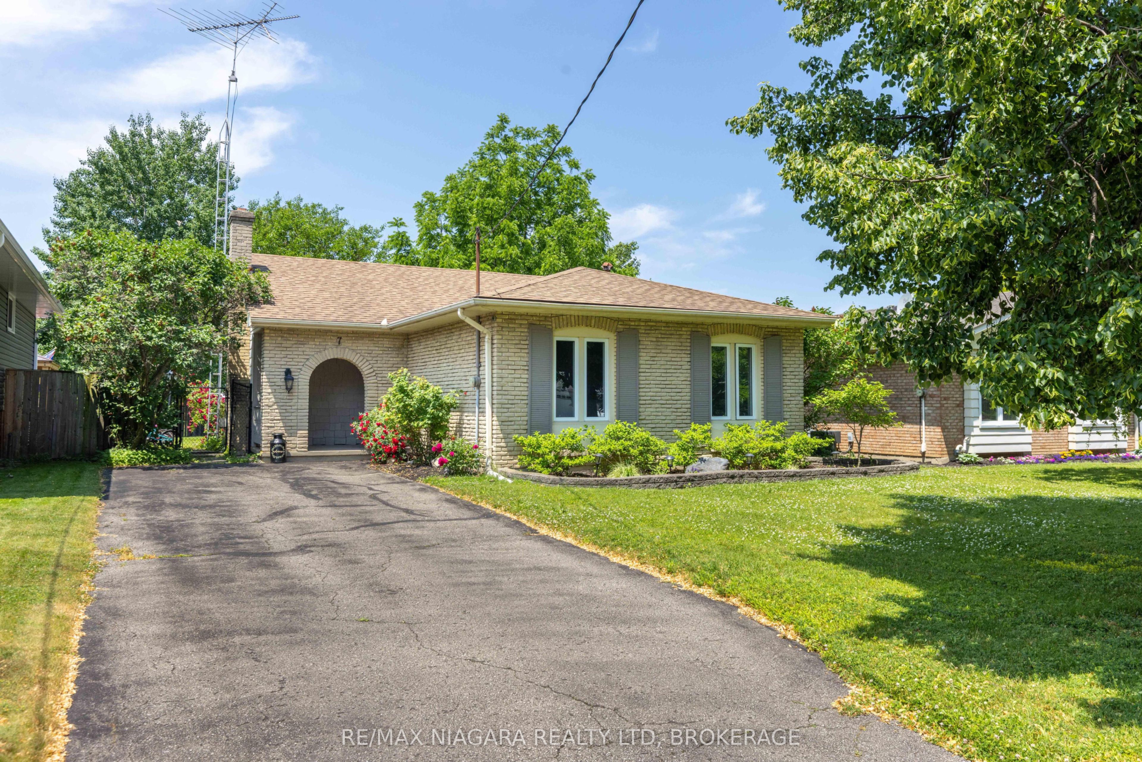 7 Ameer Dr Property Photo 1