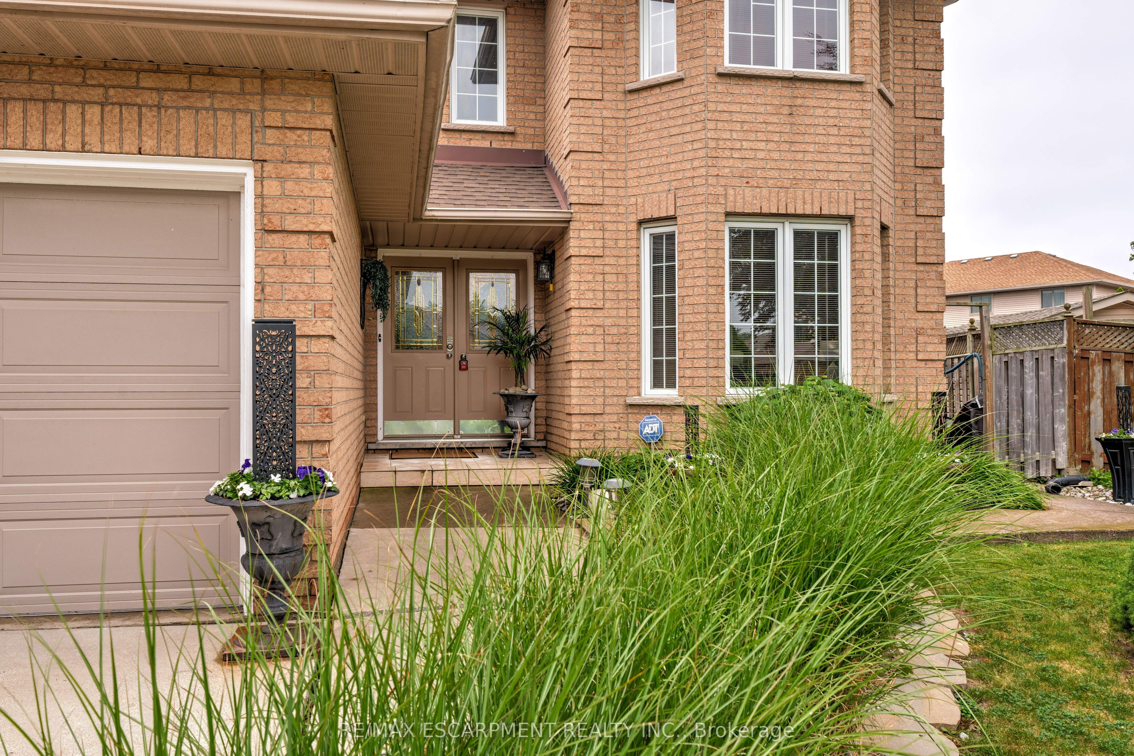 9 Sugarberry Court Property Photo 3