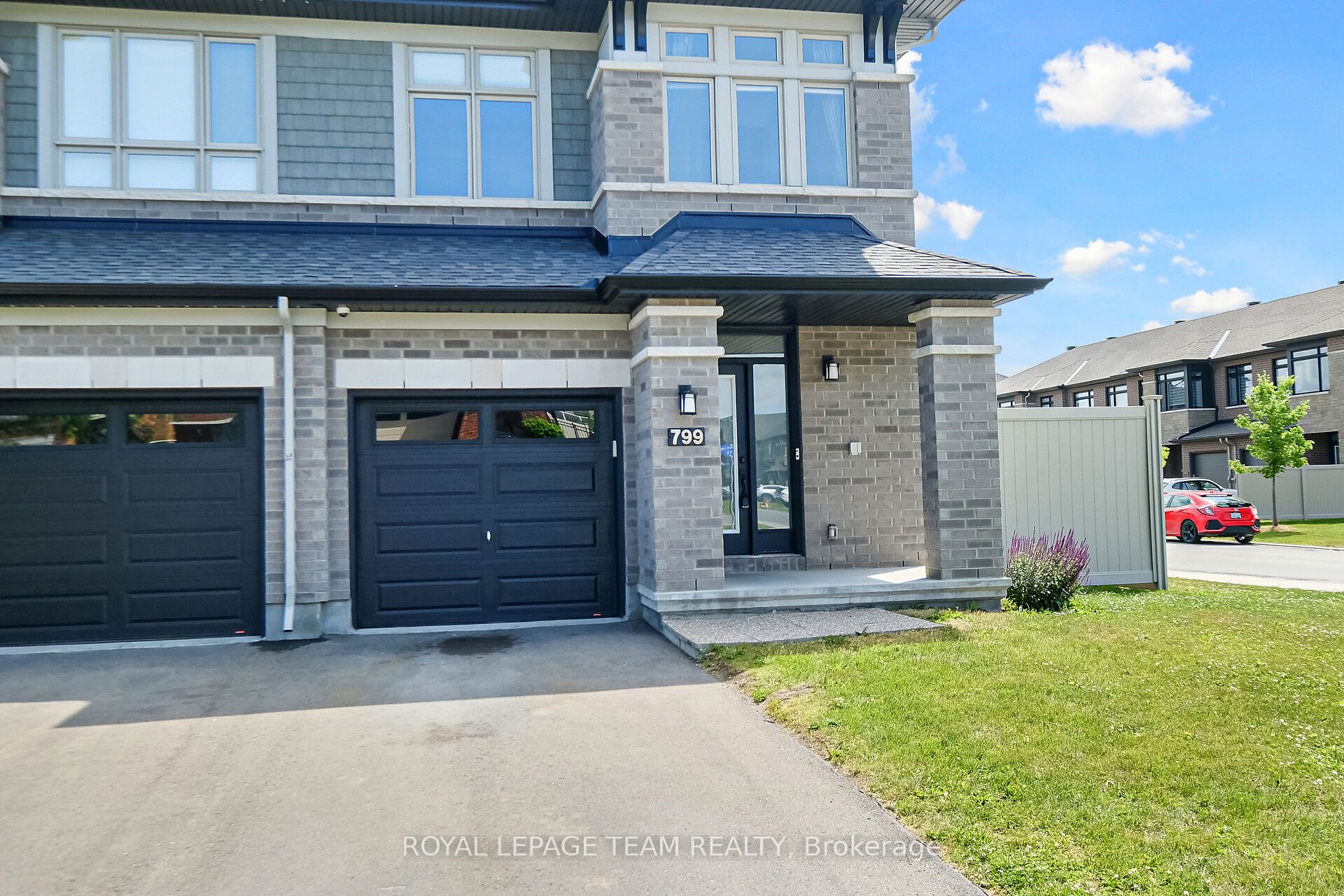799 Cairn Crescent Property Photo 1