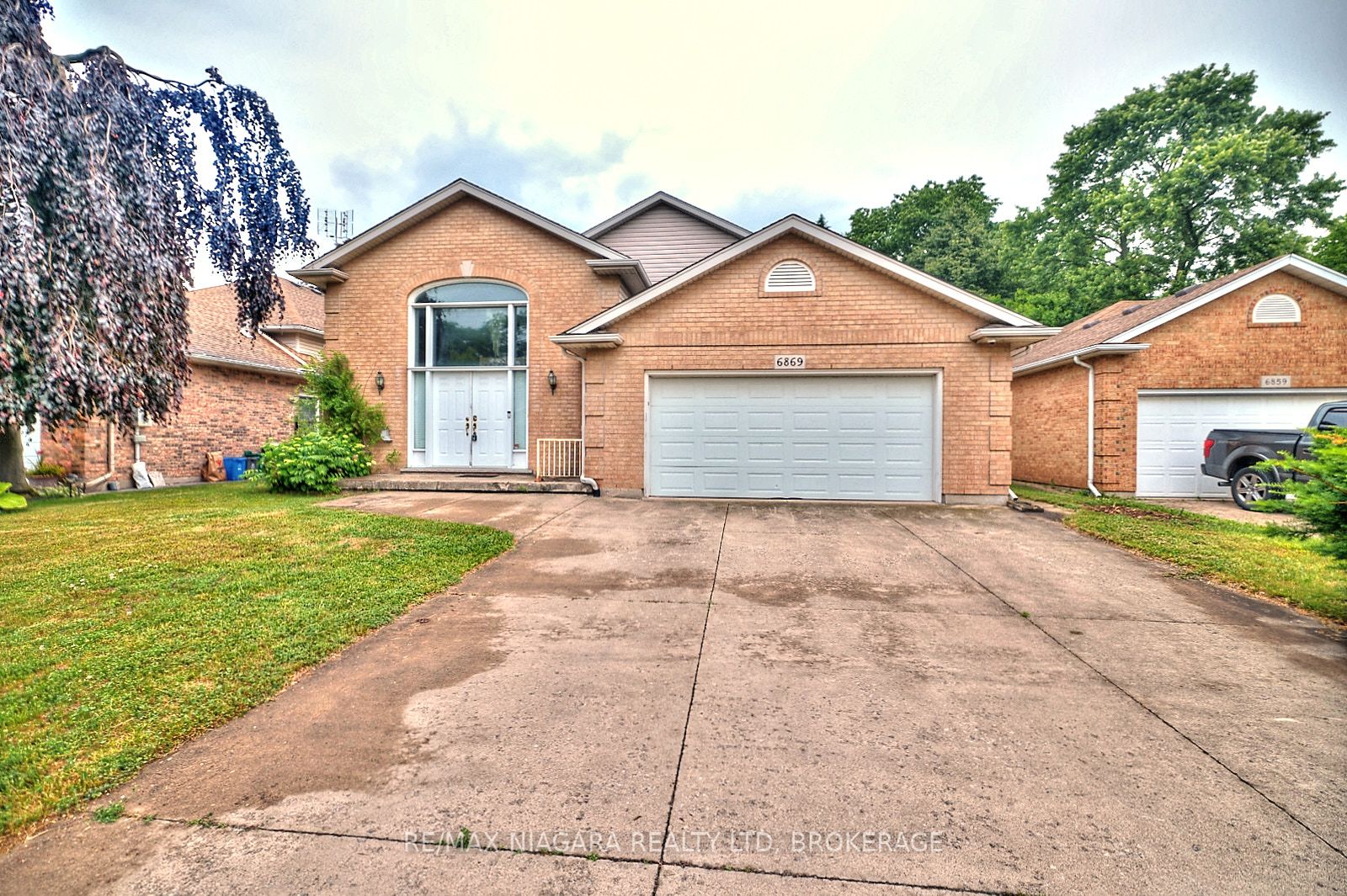 6869 Imperial Court Property Photo 1