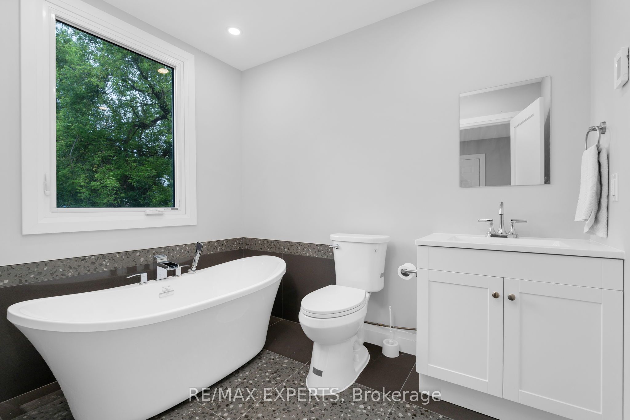 598320 2nd Line W Property Photo 23