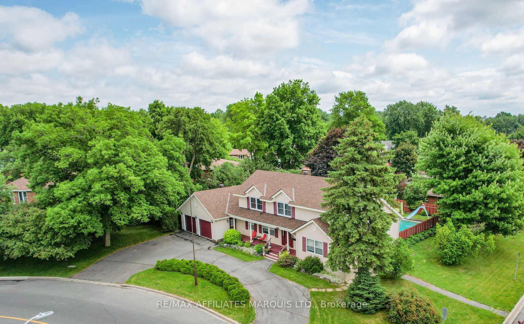 1356 Lochiel Street Property Photo 1