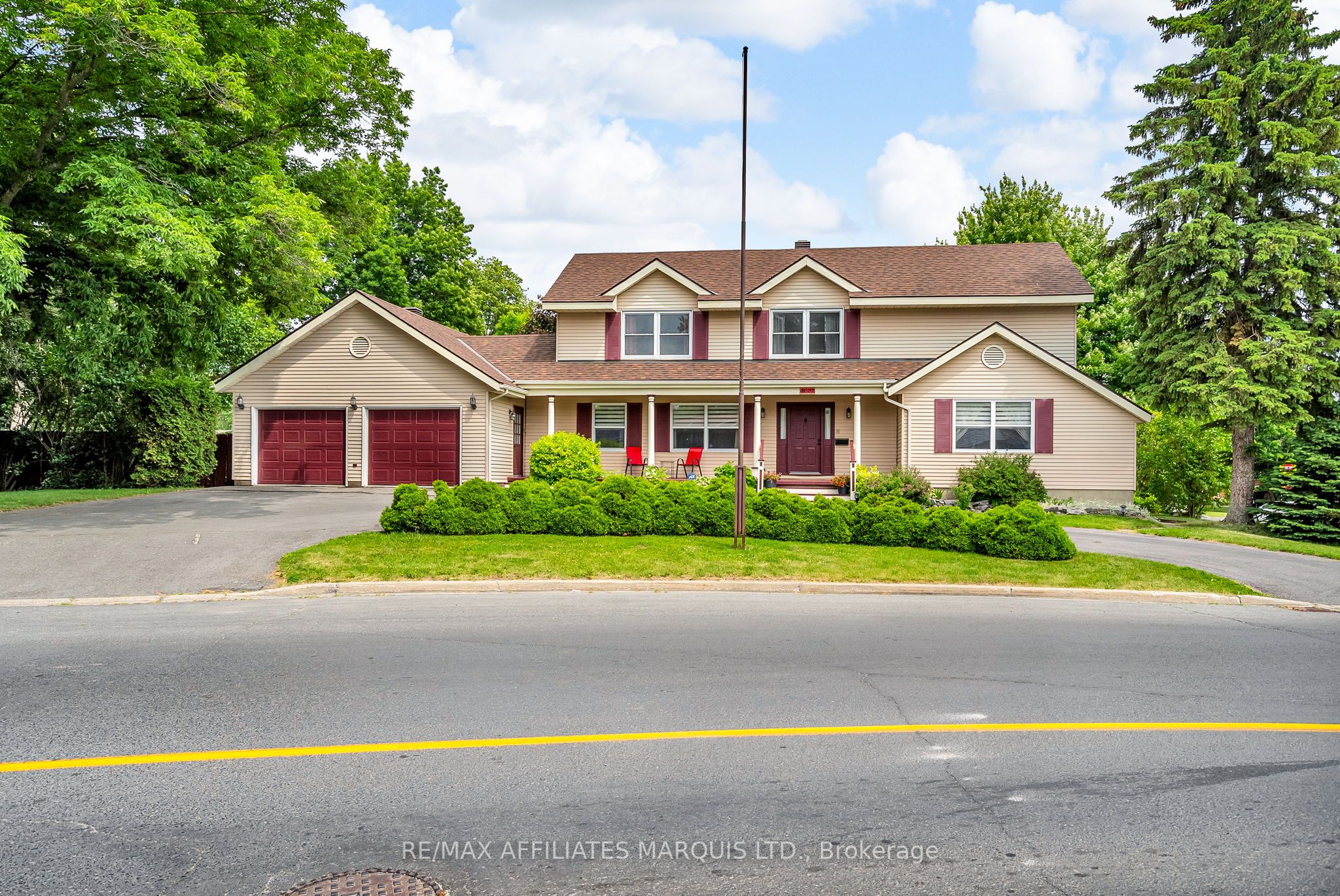 1356 Lochiel Street Property Photo 2