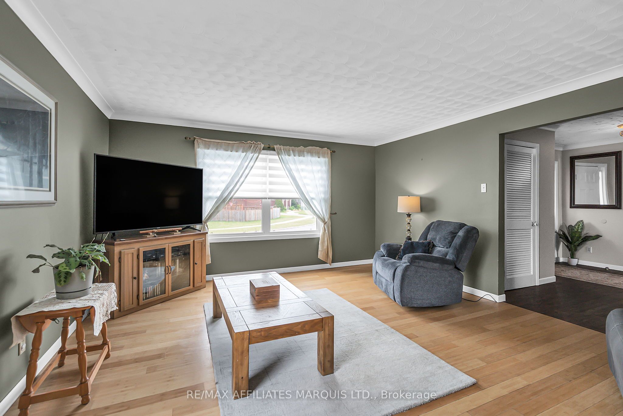 1356 Lochiel Street Property Photo 5