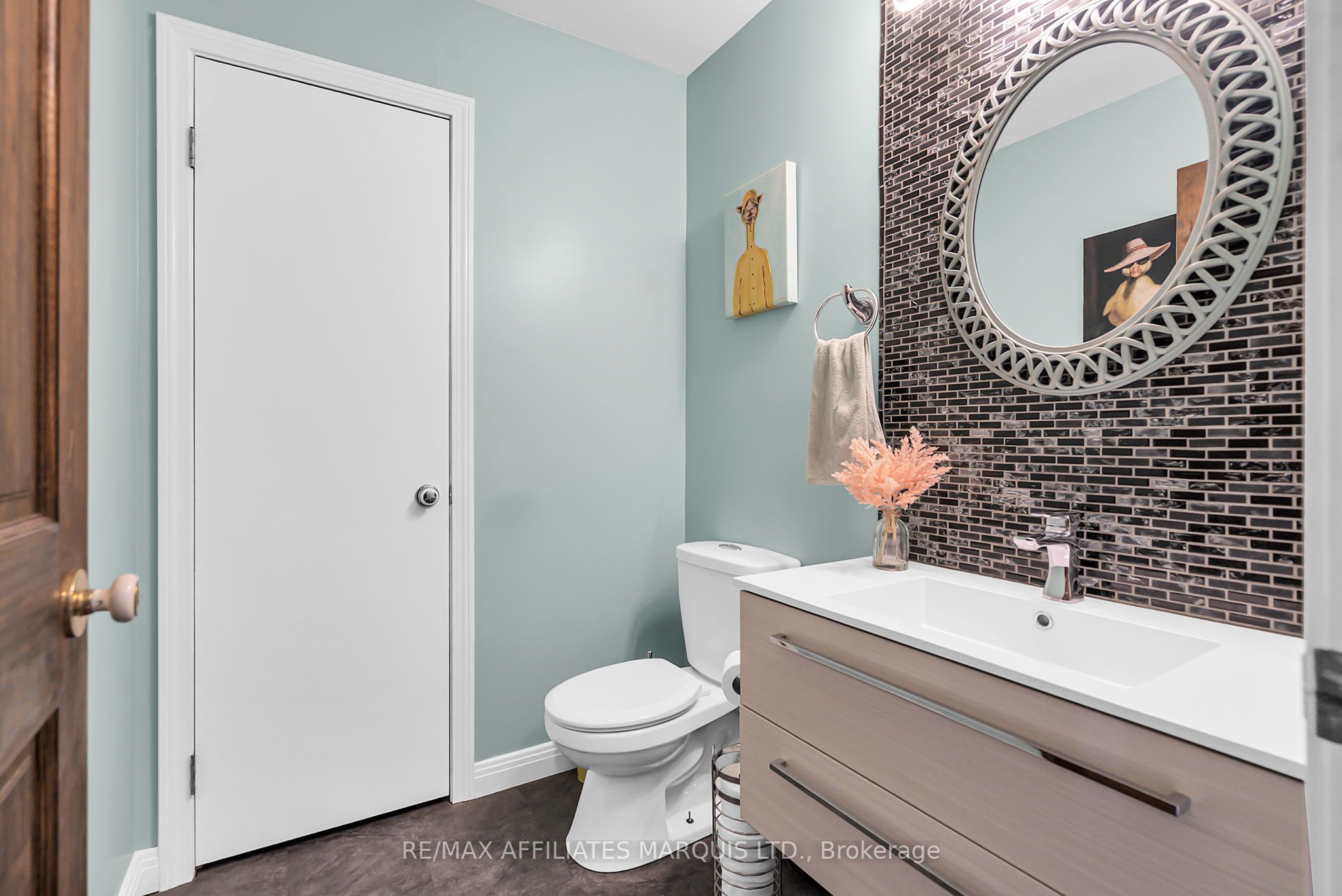 1356 Lochiel Street Property Photo 8